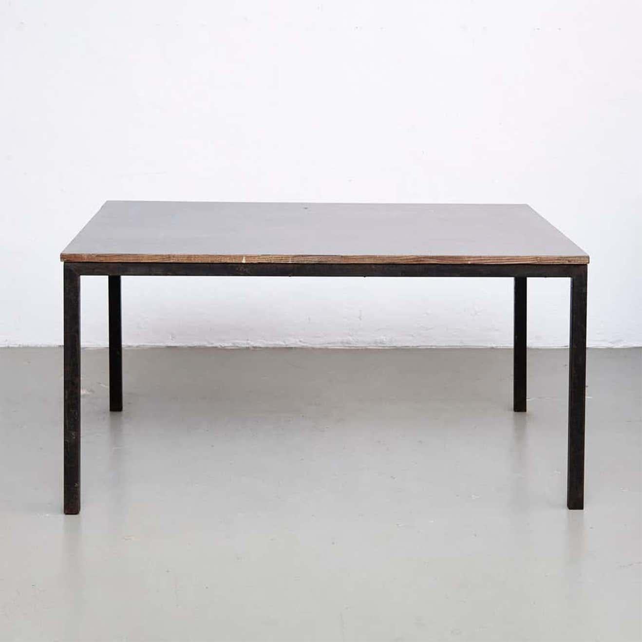 Tisch, entworfen von Charlotte Perriand, um 1950.

Holz, Metallrahmen Beine.

Provenienz: Cansado, Mauretanien (Afrika).

In gutem Originalzustand mit geringen alters- und gebrauchsbedingten Abnutzungserscheinungen, die eine schöne Patina