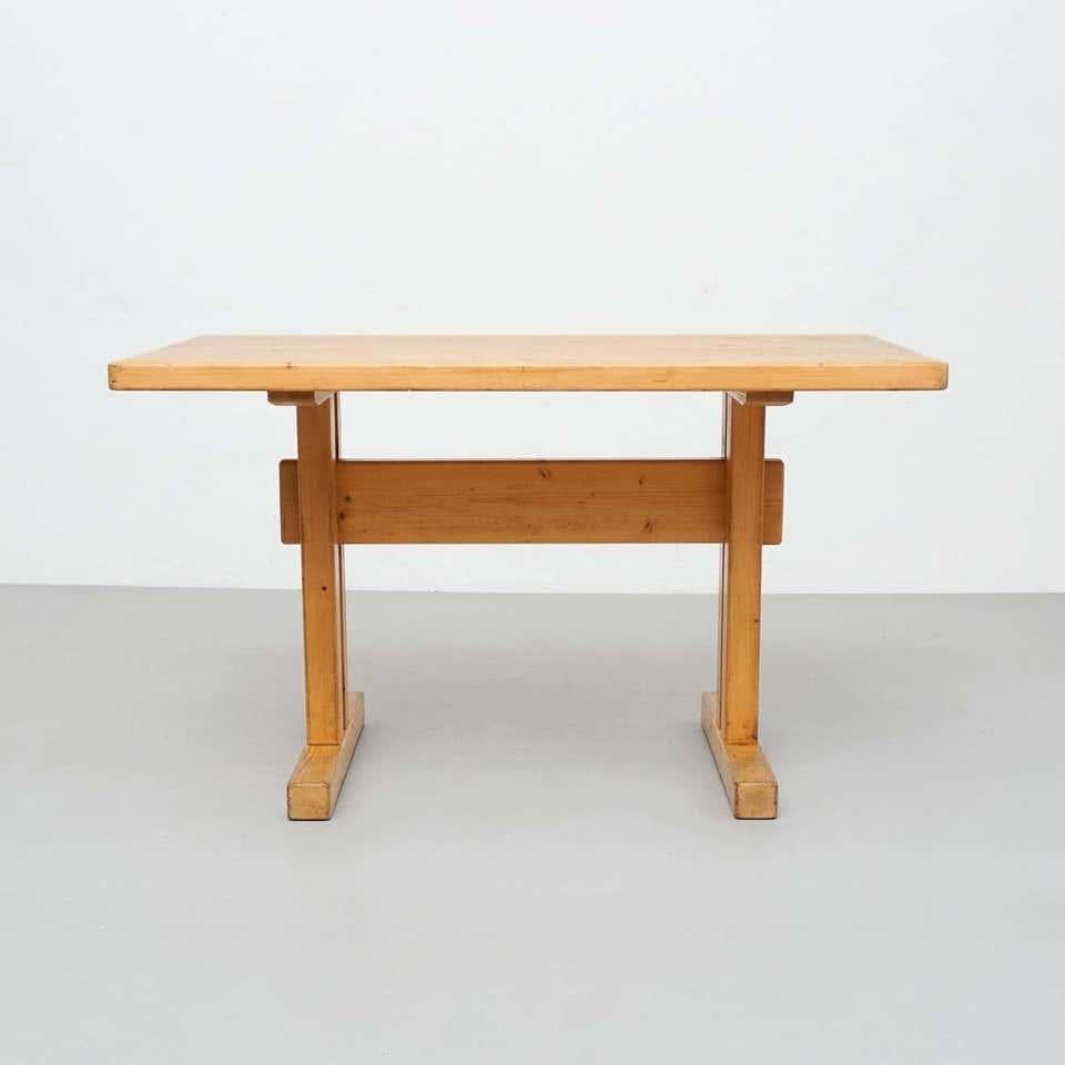 Tisch, entworfen von Charlotte Perriand für den Skiort Les Arcs, um 1960, hergestellt in Frankreich.
Pinienwald.

Originaler Zustand mit alters- und gebrauchsbedingten Abnutzungserscheinungen, der eine schöne Patina aufweist.

Maße: 120 B x 68 T x