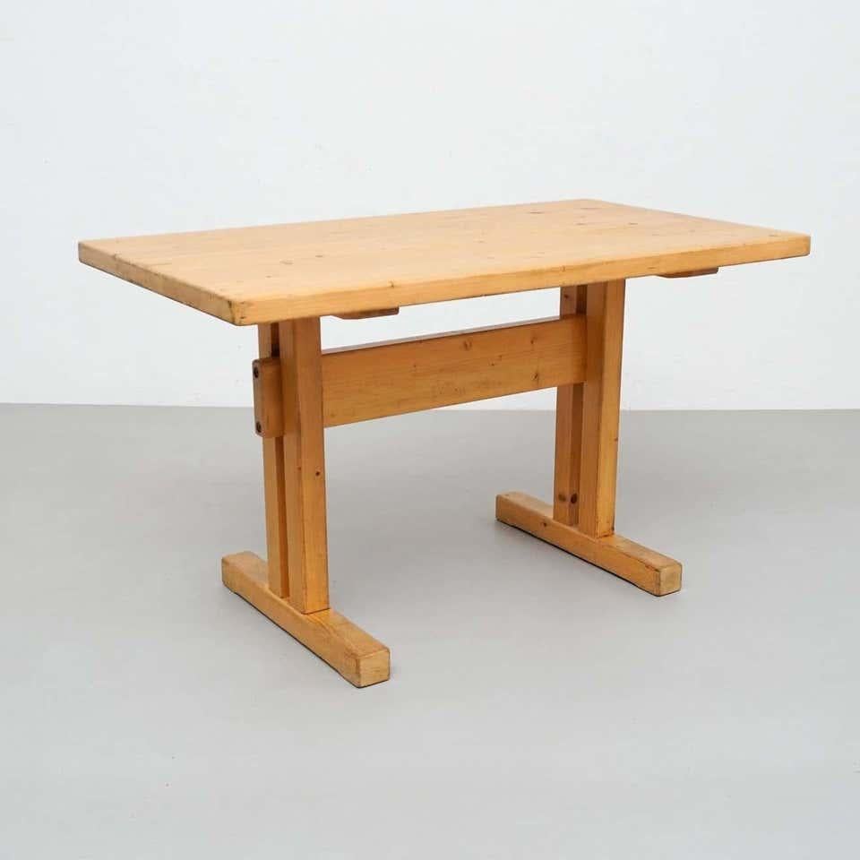 Charlotte Perriand, Moderner Holztisch aus der Jahrhundertmitte für Les Arcs, um 1960 (Französisch) im Angebot