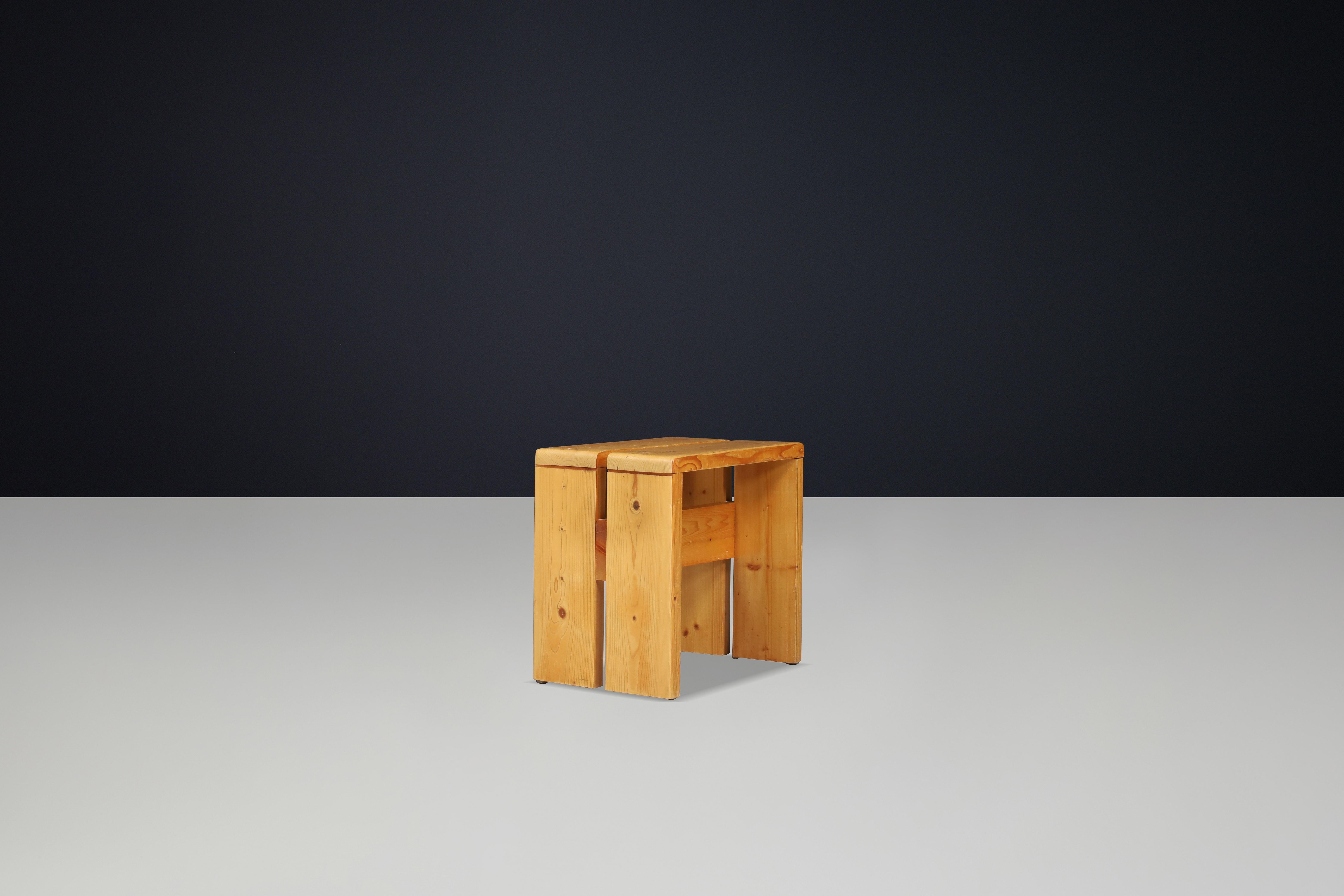 Charlotte Perriand Taburete de pino de mediados de siglo, Estación de esquí Les Arcs, 1960 Moderno de mediados de siglo en venta