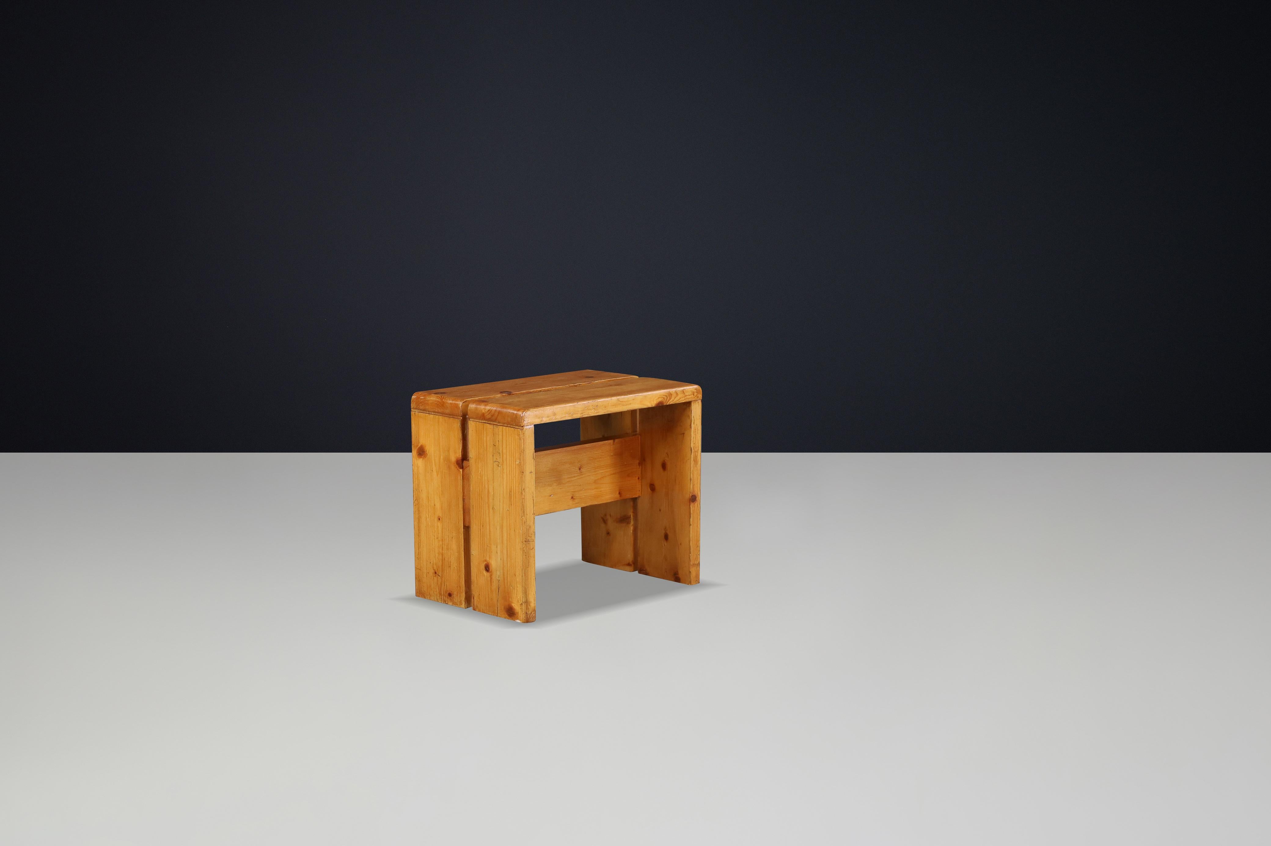Français Tabouret en pin du milieu du siècle de Charlotte Perriand, station de ski Les Arcs, années 1960 en vente