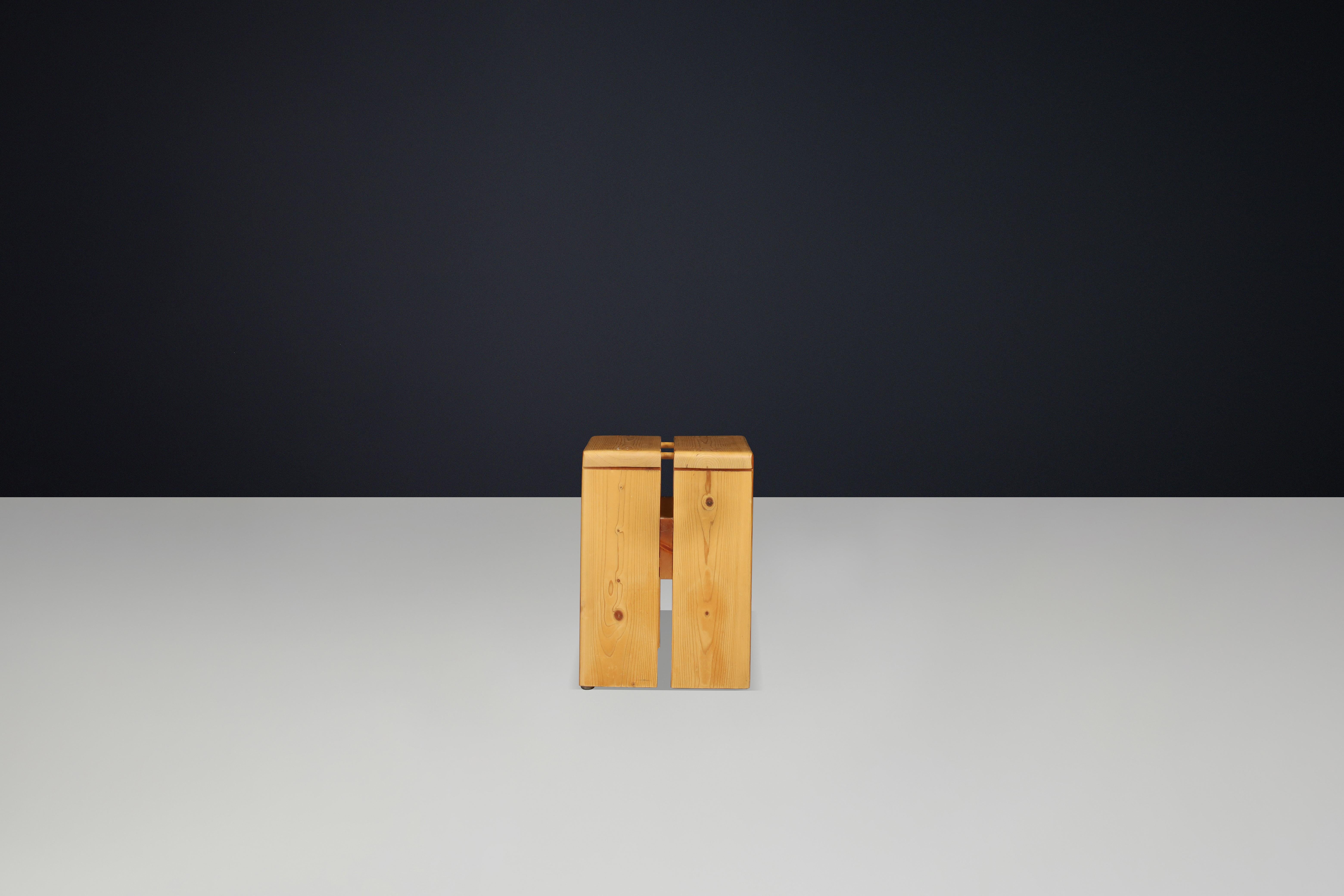 Charlotte Perriand Taburete de pino de mediados de siglo, Estación de esquí Les Arcs, 1960 Francés en venta