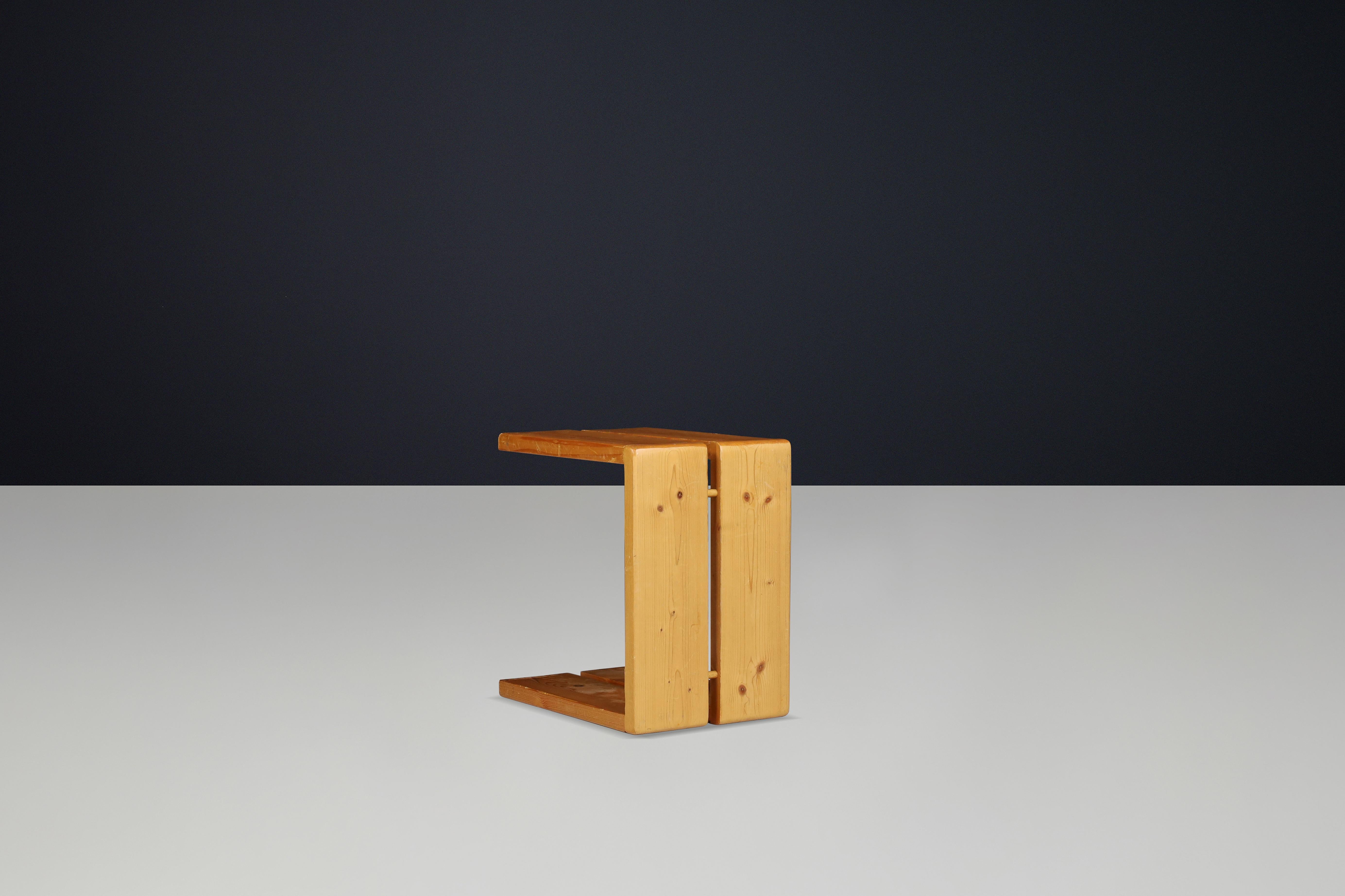 Charlotte Perriand Taburete de pino de mediados de siglo, Estación de esquí Les Arcs, 1960 siglo XX en venta