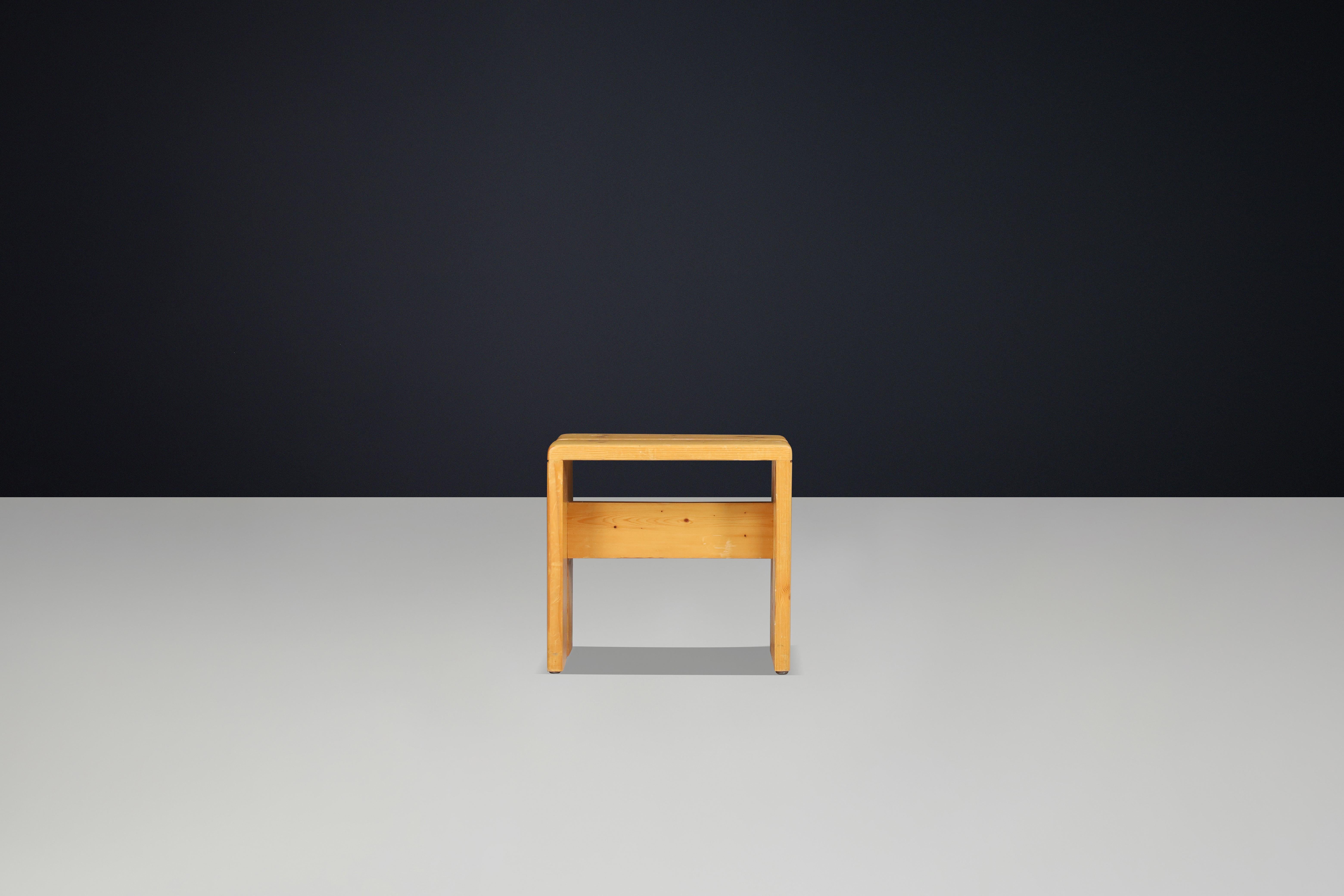 Charlotte Perriand Taburete de pino de mediados de siglo, Estación de esquí Les Arcs, 1960 Pino en venta