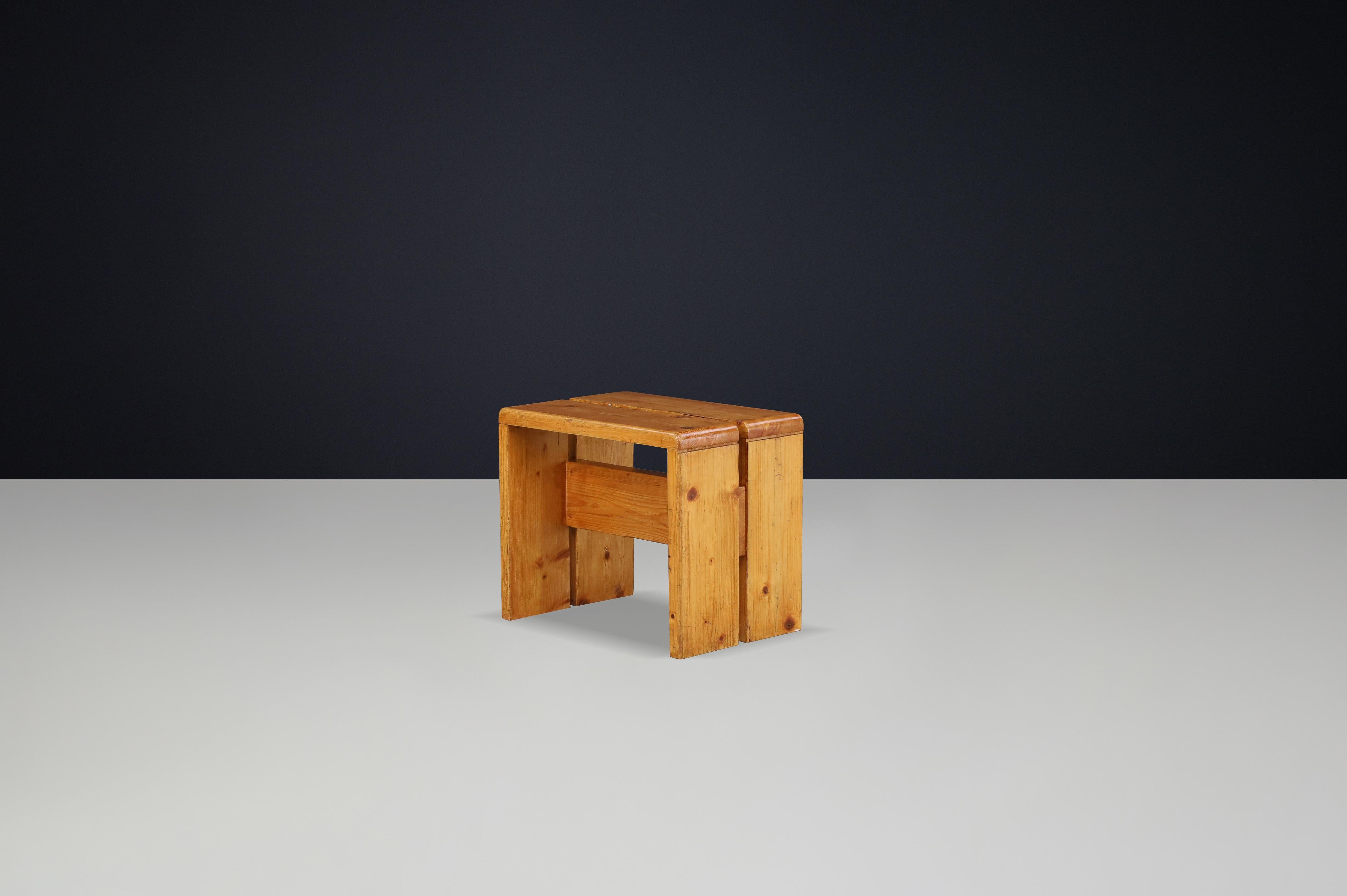 Tabouret en pin du milieu du siècle de Charlotte Perriand, station de ski Les Arcs, années 1960 en vente 1
