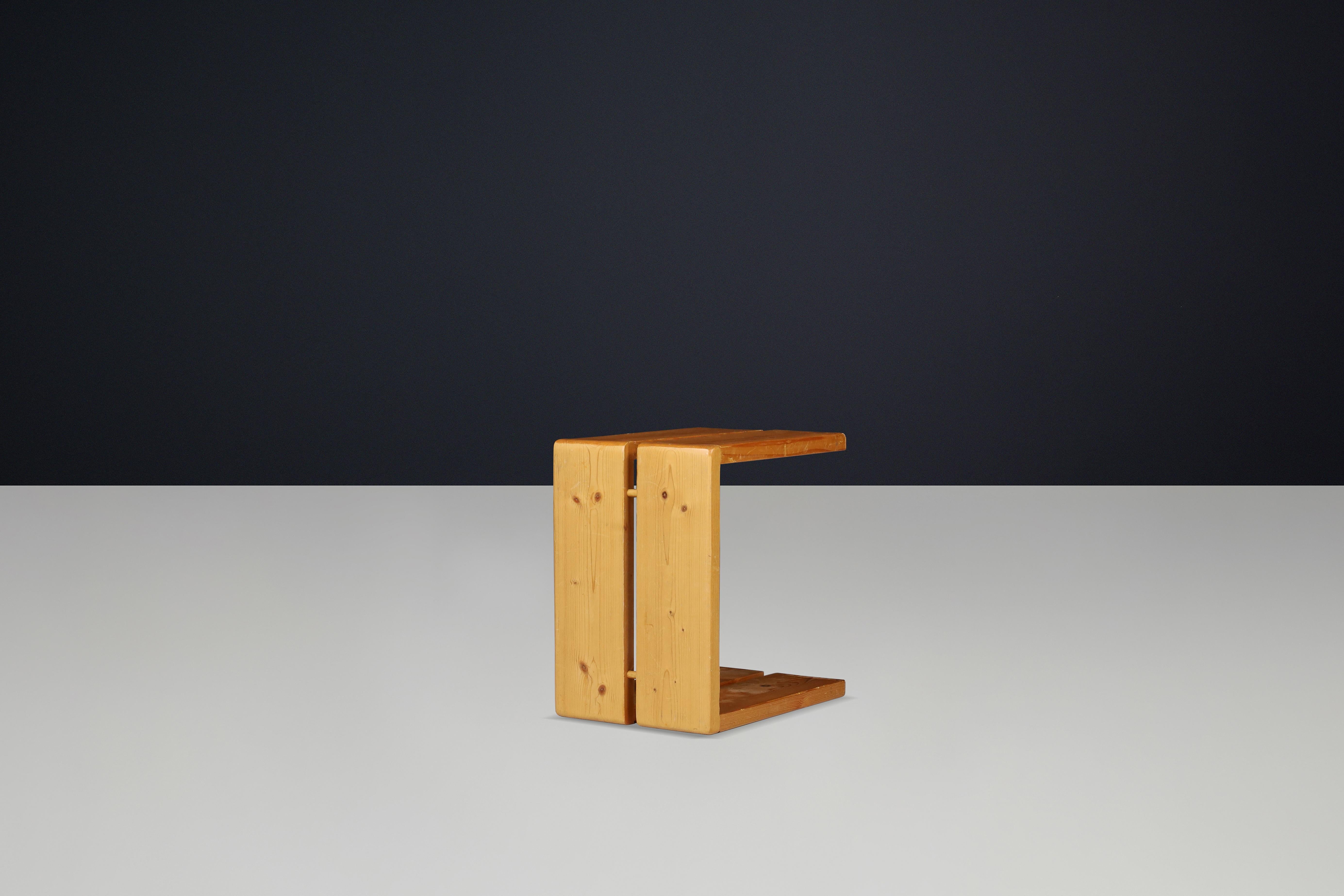 Charlotte Perriand Taburete de pino de mediados de siglo, Estación de esquí Les Arcs, 1960 en venta 1