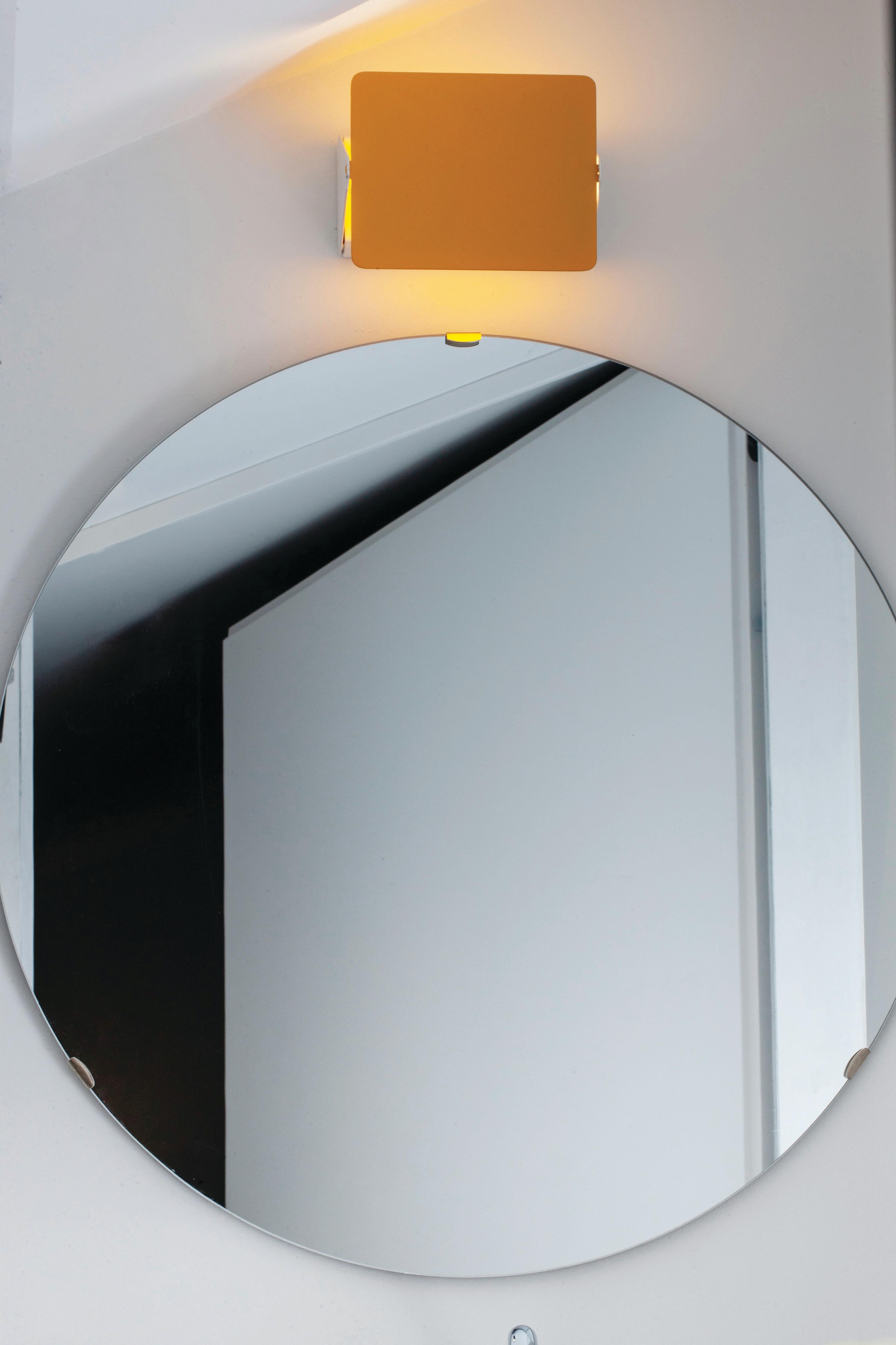 Charlotte Perriand Verspiegelte 'Applique à Volet Pivotant' Wandleuchte (Aluminium) im Angebot