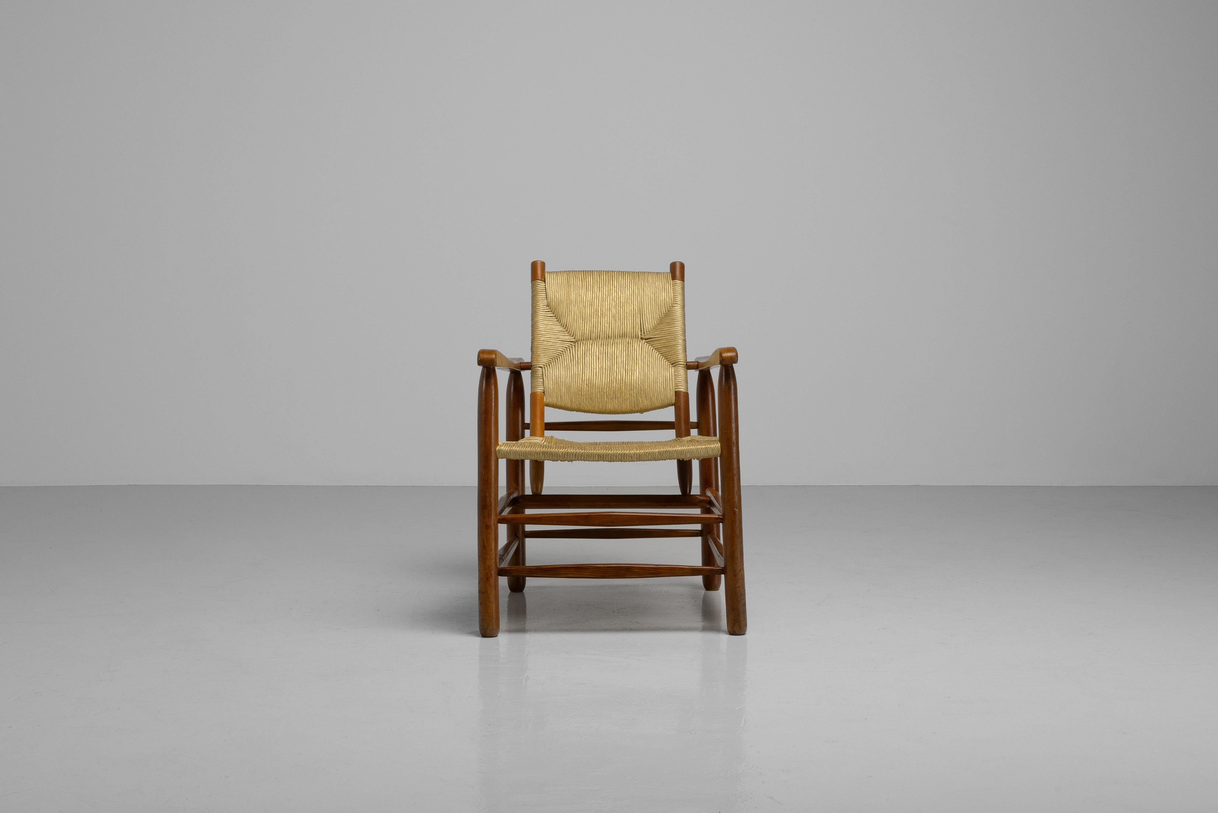 Seltener Sessel, entworfen von Charlotte Perriand und hergestellt von Steph Simon in Frankreich im Jahr 1950. Dieser Sessel Modell Nr. 21 ist auch als Chamrousse bekannt. Perriand ließ sich zu diesem ikonischen Stuhl durch ihre idyllischen