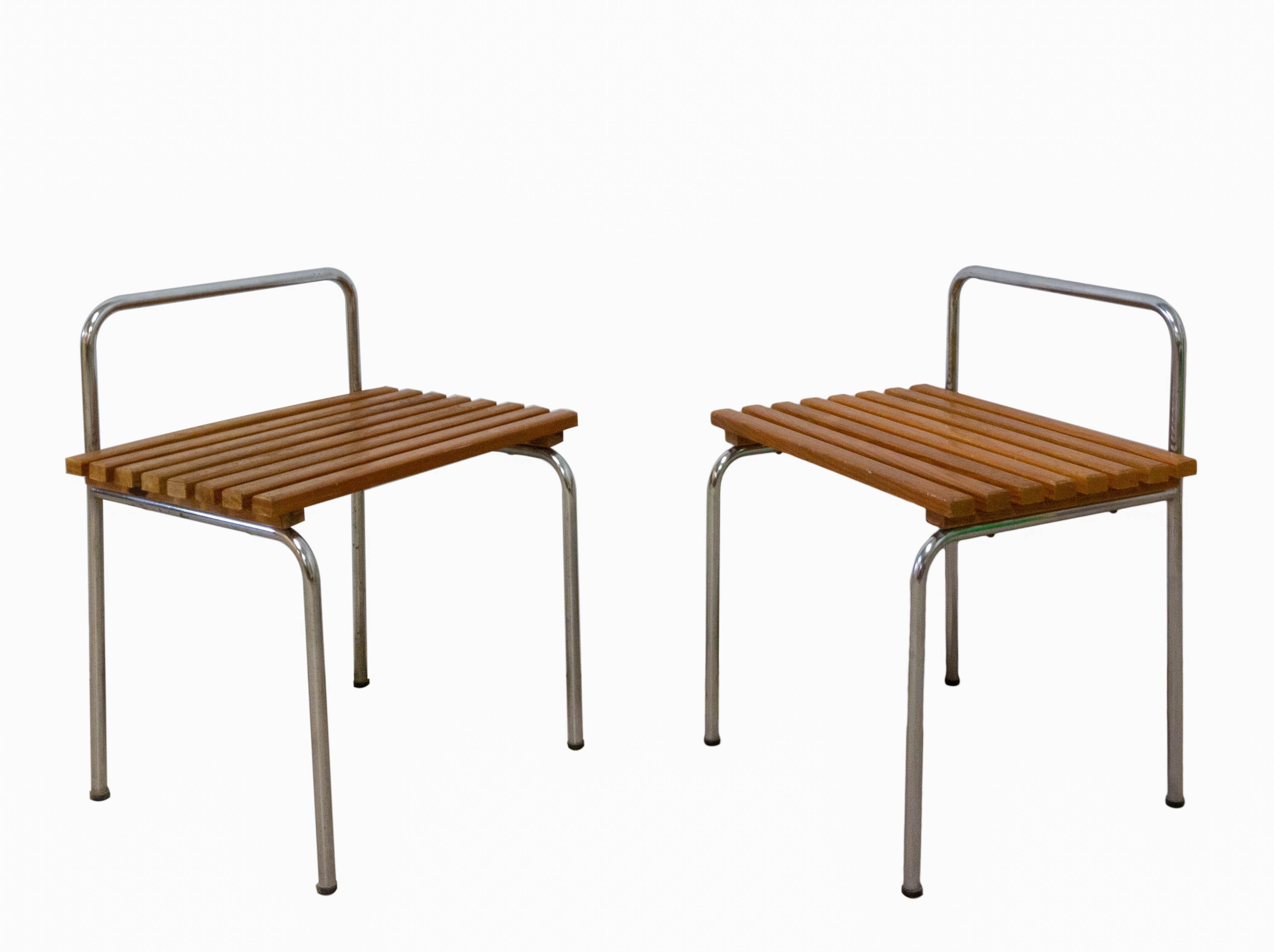 Luggage rack made by Charlotte Perriand, circa 1968 for the ski resort Les Arcs. Support formed by wooden slats, resting on a chromed metal structure.



Shipping: 64/51/41 
Wooden case 68 45 55 cm Kg 18.
 