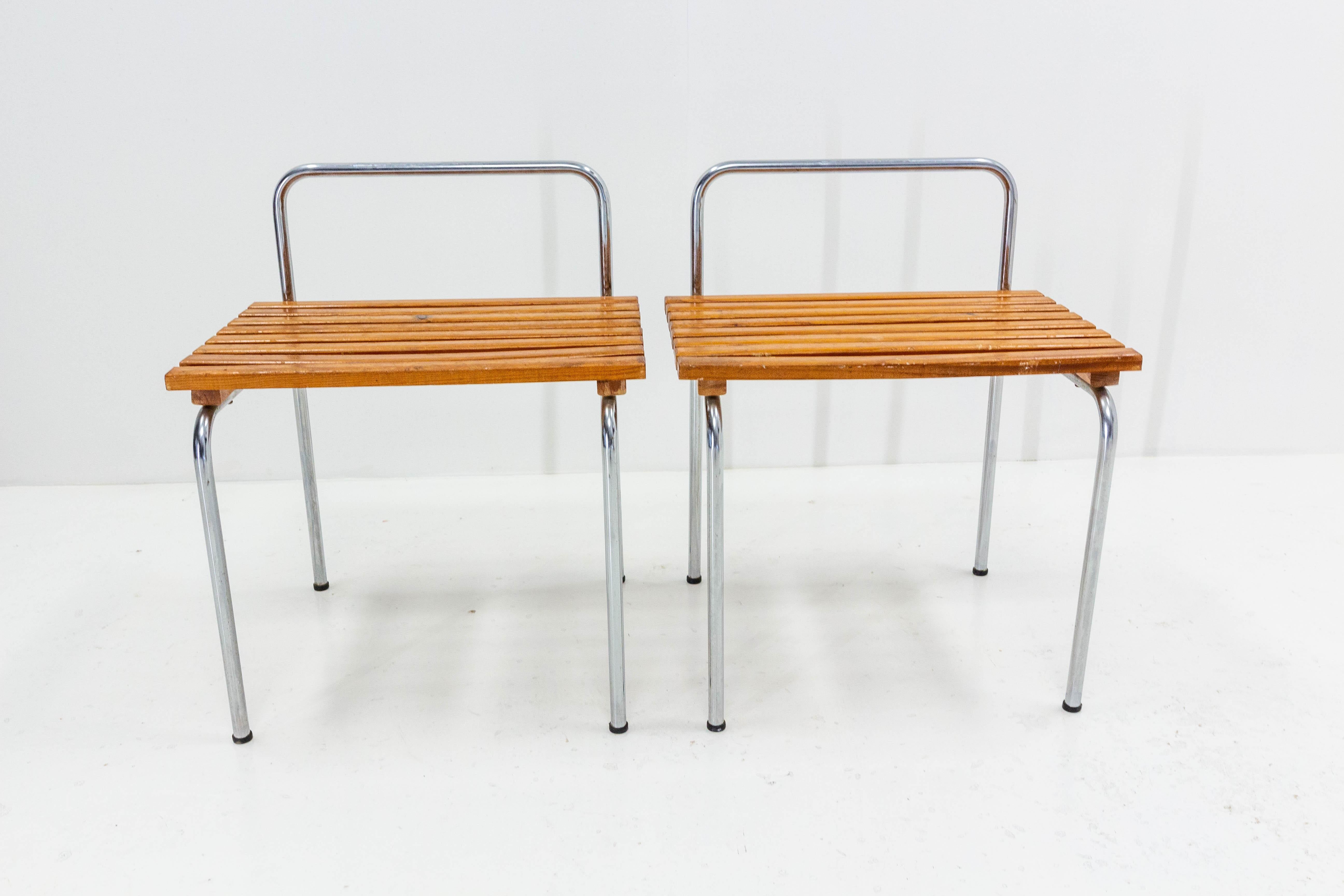 Luggage rack made by Charlotte Perriand, circa 1968 for the ski resort Les Arcs. Support formed by wooden slats, resting on a chromed metal structure.


Lot 2
Shipping: 64/51/41 
Eooden case 68 45 55 cm Kg 18.
  