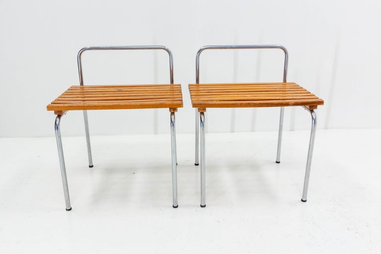 Luggage rack made by Charlotte Perriand, circa 1968 for the ski resort Les Arcs. Support formed by wooden slats, resting on a chromed metal structure.


Lot 2
Shipping: 64/51/41 
wooden case 68 45 55 cm Kg 18.
   