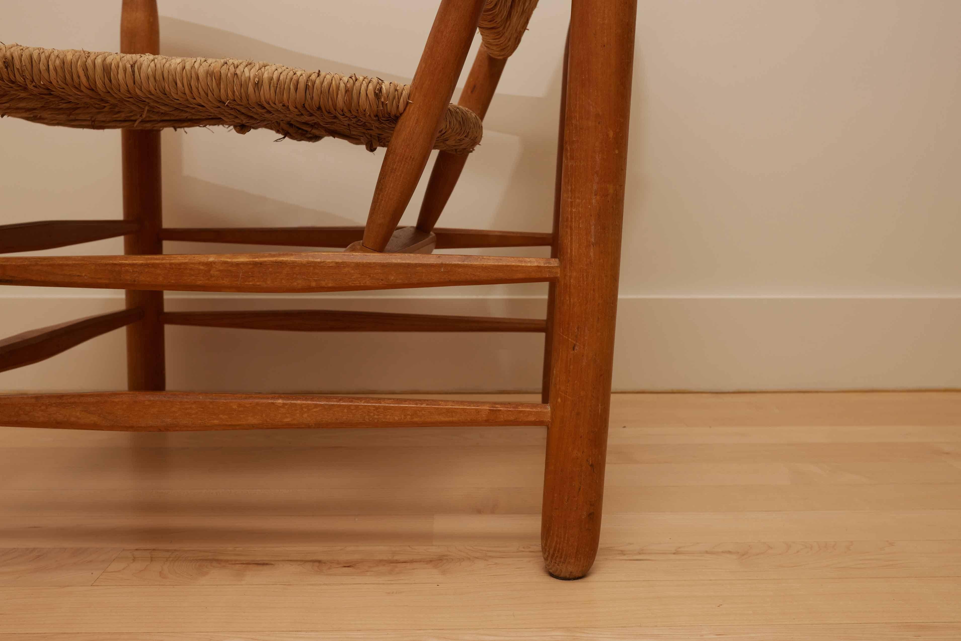 
Voici l'emblématique fauteuil Charlotte Perriand n°21 'Chamrousse', un summum du design français de 1950. Fabriquée en bois de frêne exquis, cette chaise unique en son genre constitue une pièce d'apparat dans n'importe quelle maison. Son design
