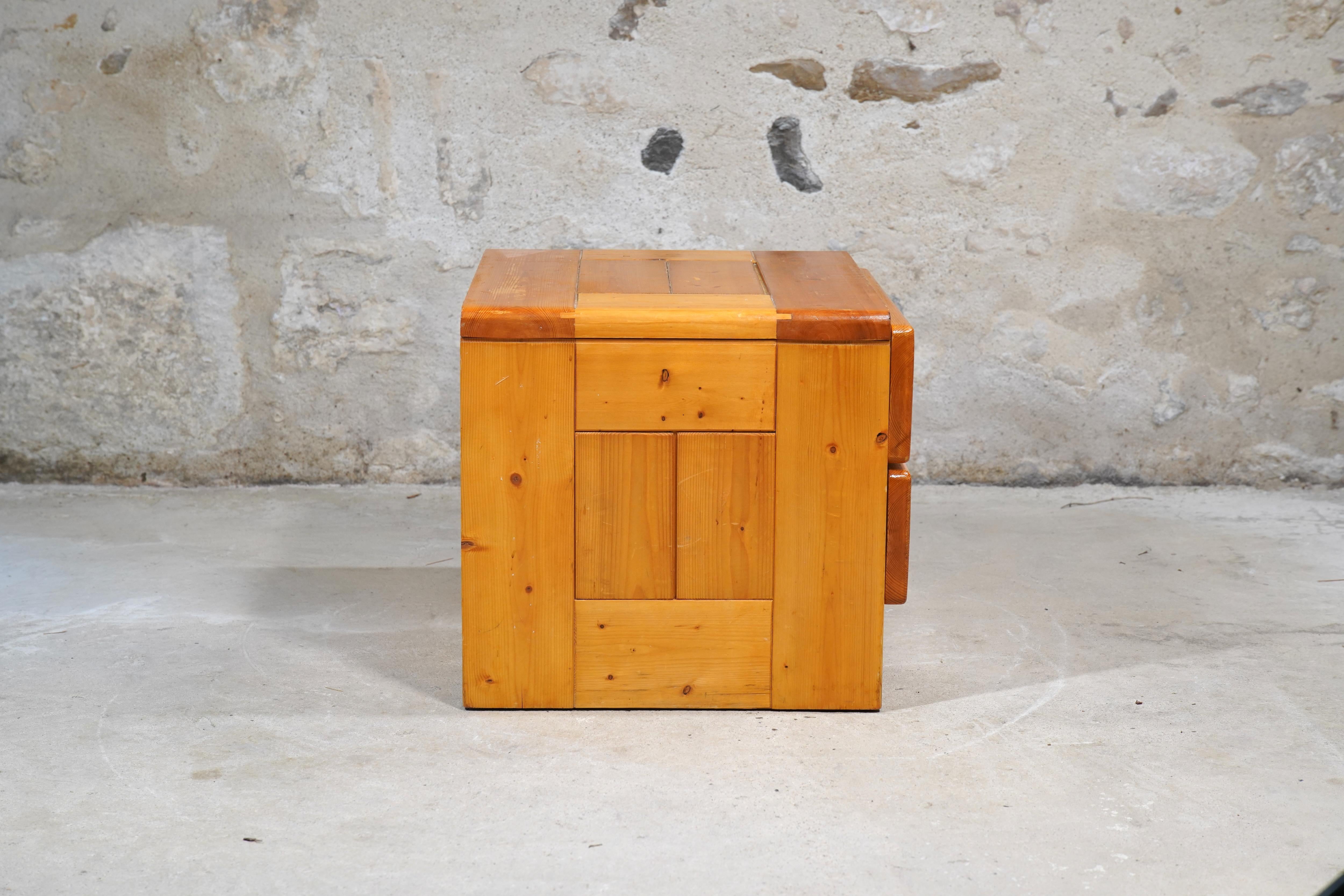 Mid-Century Modern Charlotte Perriand Night Stand from Les Arcs in Savoie, France c. C. 1970 en vente