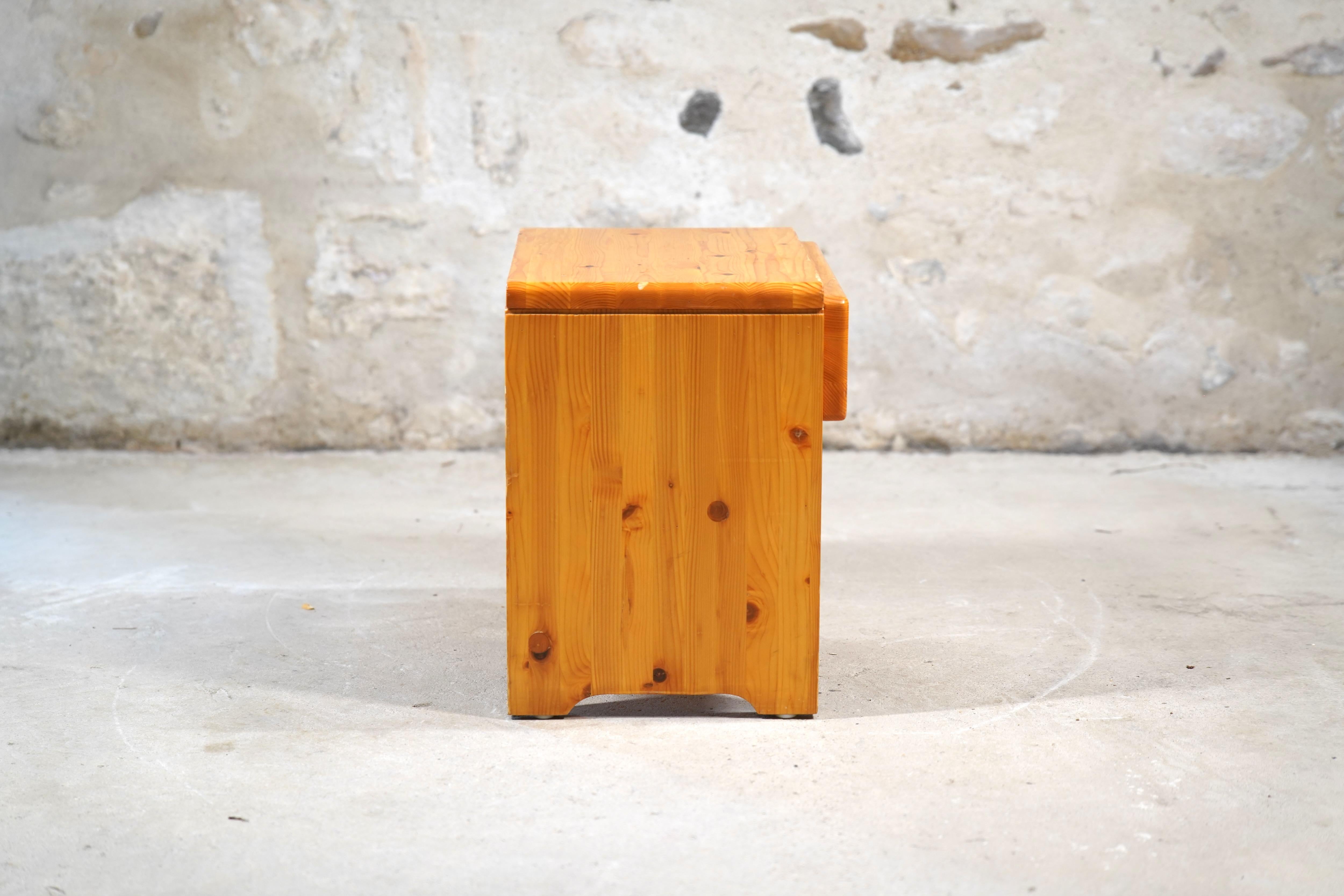 Mid-Century Modern Charlotte Perriand Night Stand/Side Table from Les Arcs, France c.C. 1975 en vente