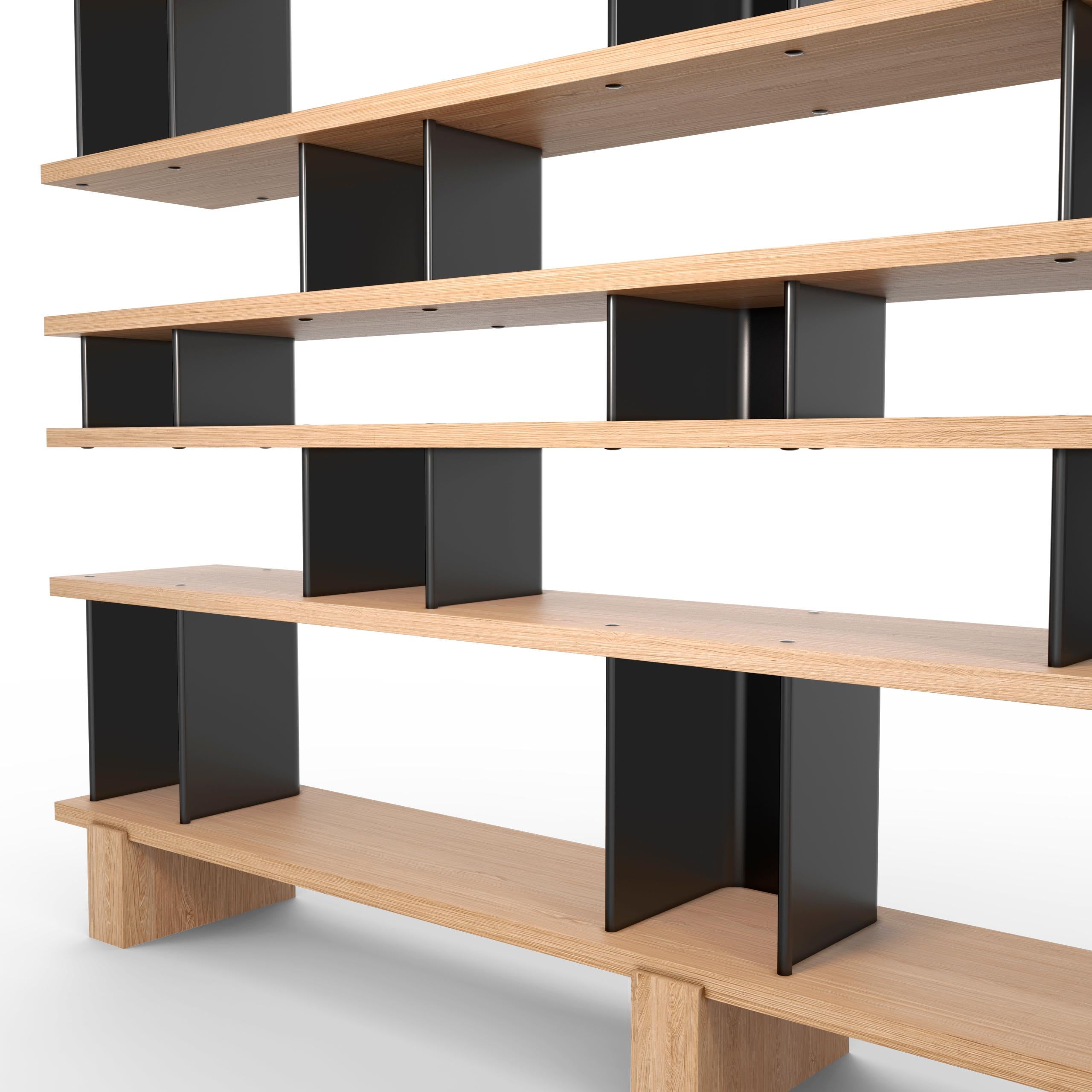 Scaffale progettato da Charlotte Perriand nel 1952-56. Rilanciato da Cassina nel 2012.
Prodotto da Cassina in Italia.

Nuage à Plots di Charlotte Perriand appartiene a un gruppo selezionato di arredi che sono archetipici nel modo di interpretare lo