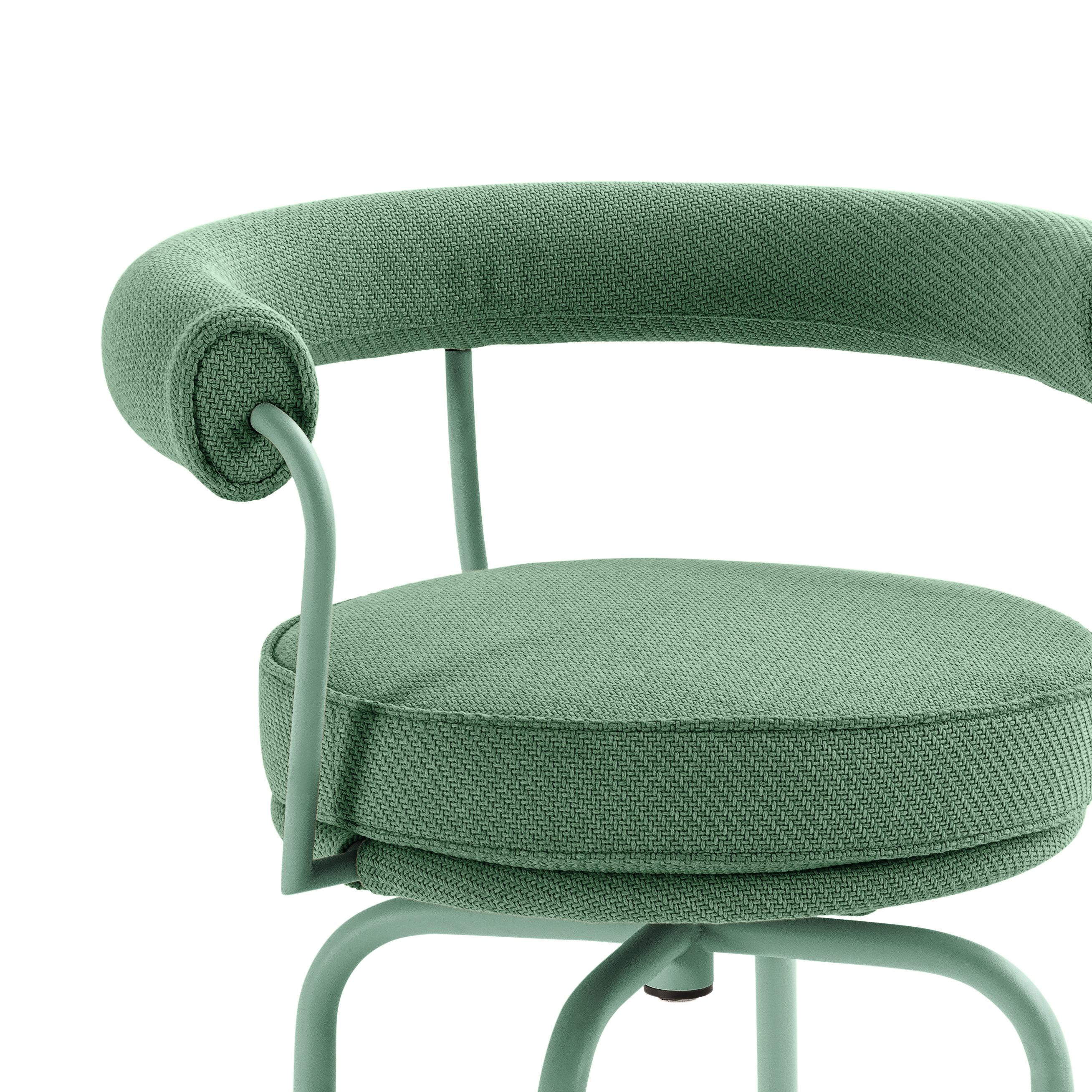 Mid-Century Modern Chaise d'extérieur verte LC7 Charlotte Perriand par Cassina en vente