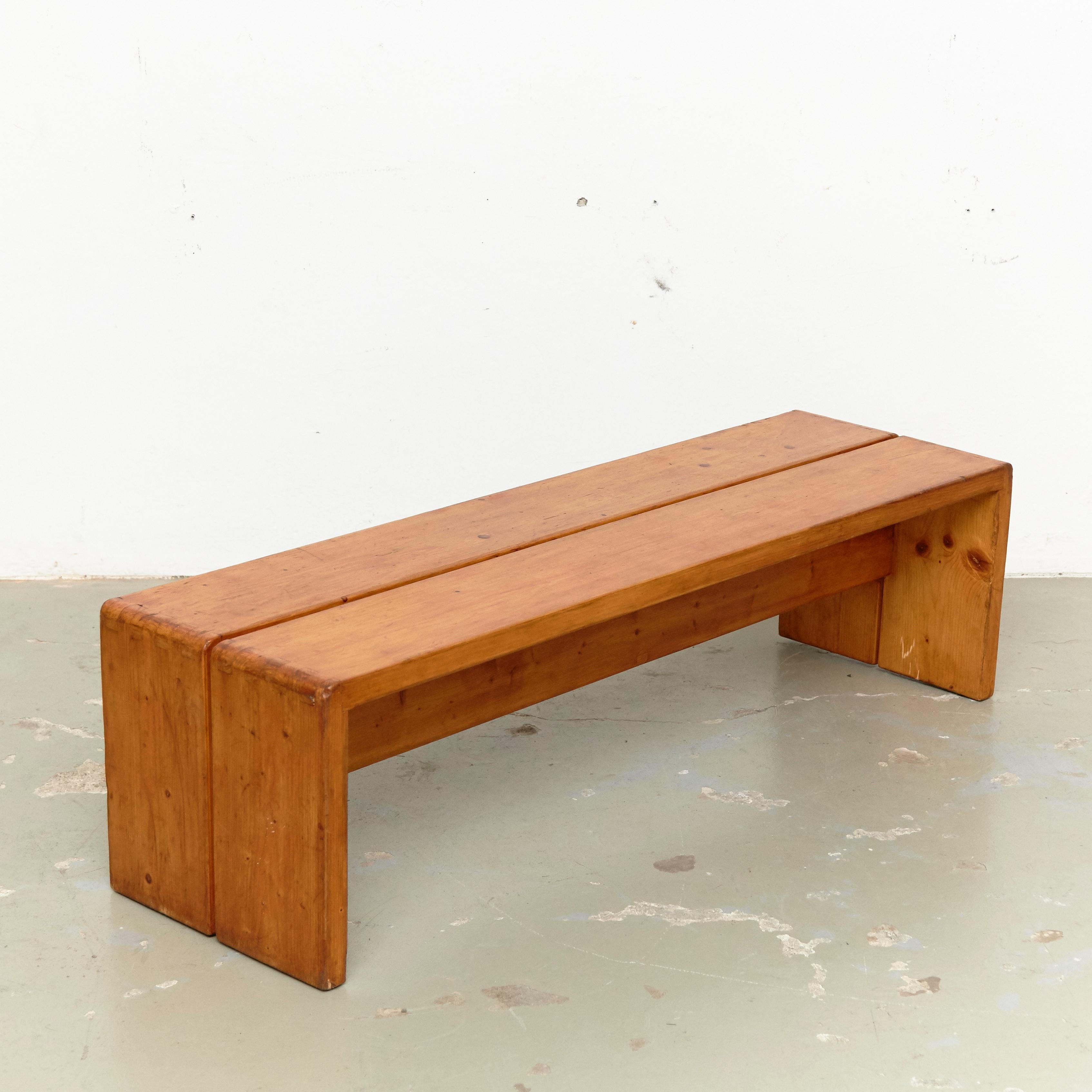 Pair of bench designed by Charlotte Perriand for Les Arcs ski resort circa 1960, manufactured in France.
Pinewood.

In original condition, with wear consistent with age and use, preserving a beautiful patina.

Charlotte Perriand (1903-1999) She