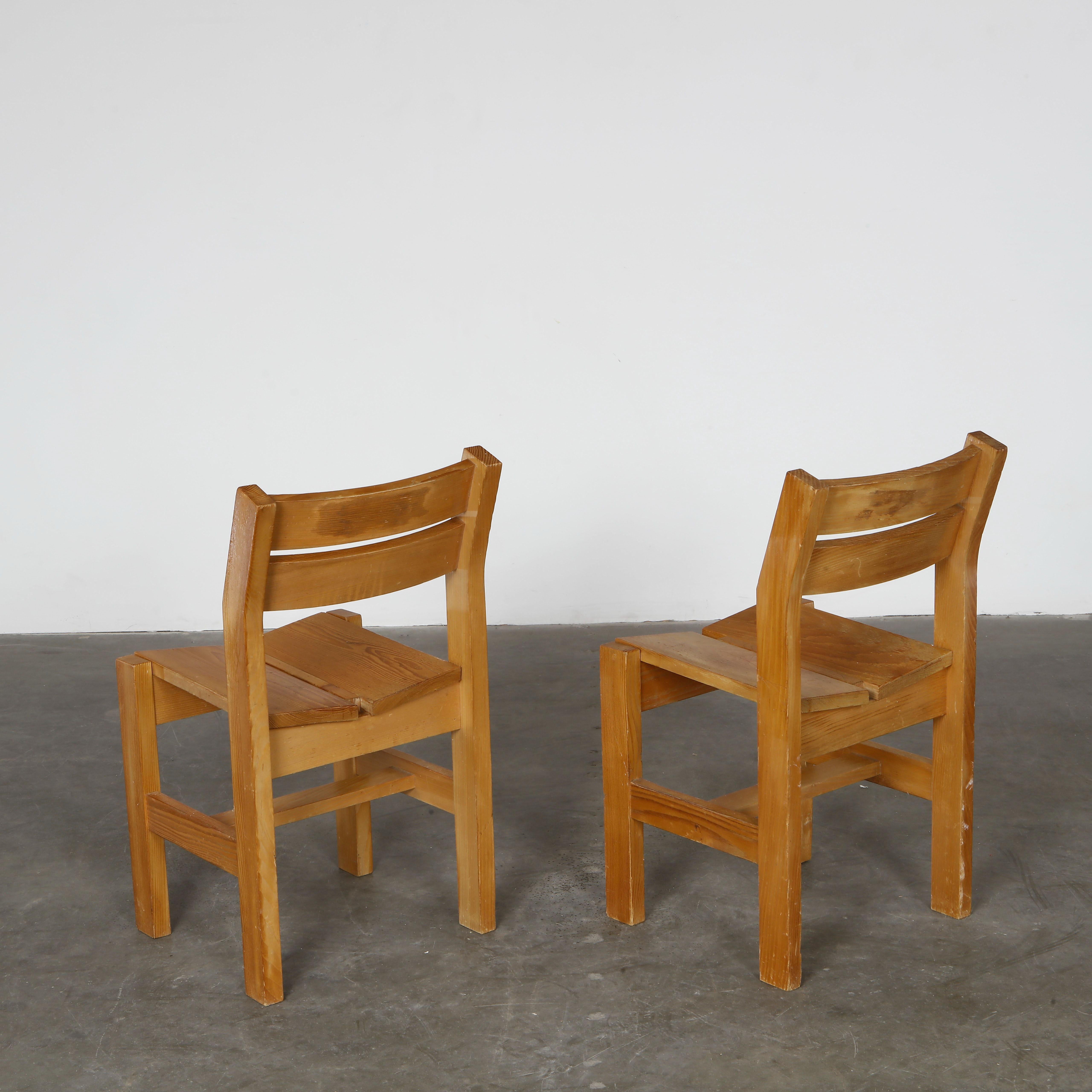 French Charlotte Perriand, Pair of Pine Chairs for Les Arcs 1600, 1960s For Sale