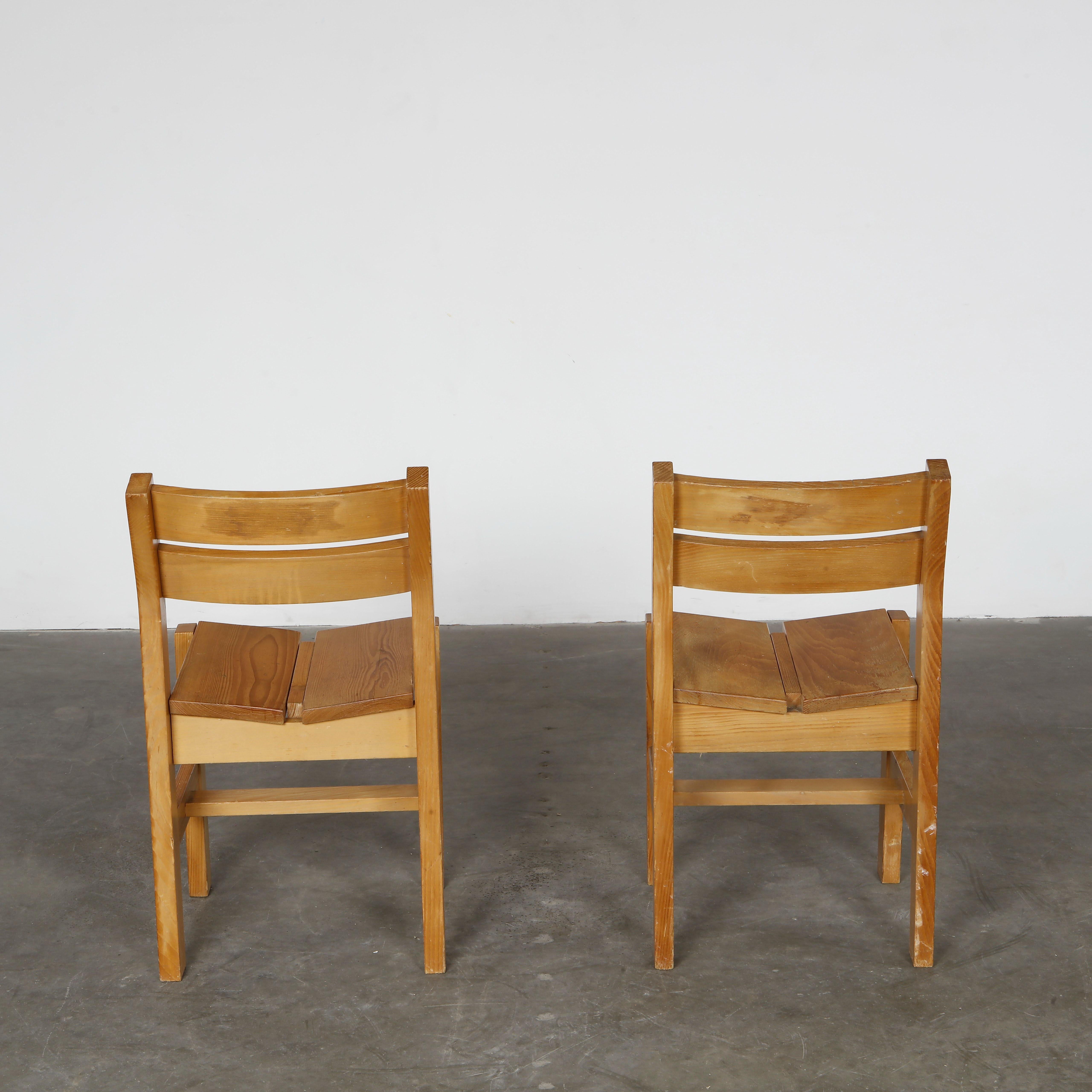 Charlotte Perriand, Pair of Pine Chairs for Les Arcs 1600, 1960s In Good Condition For Sale In Gardena, CA