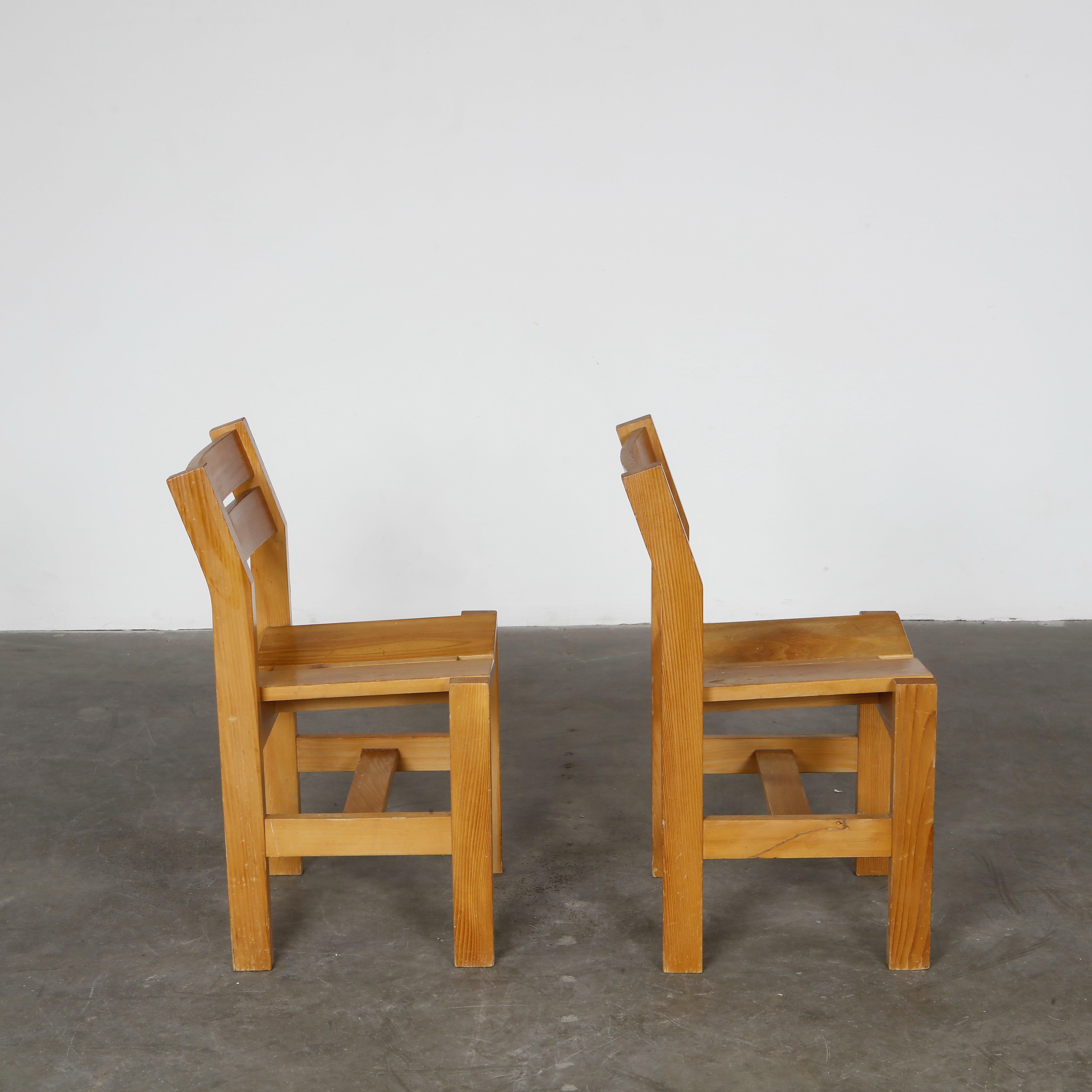 Charlotte Perriand, Pair of Pine Chairs for Les Arcs 1600, 1960s For Sale 1