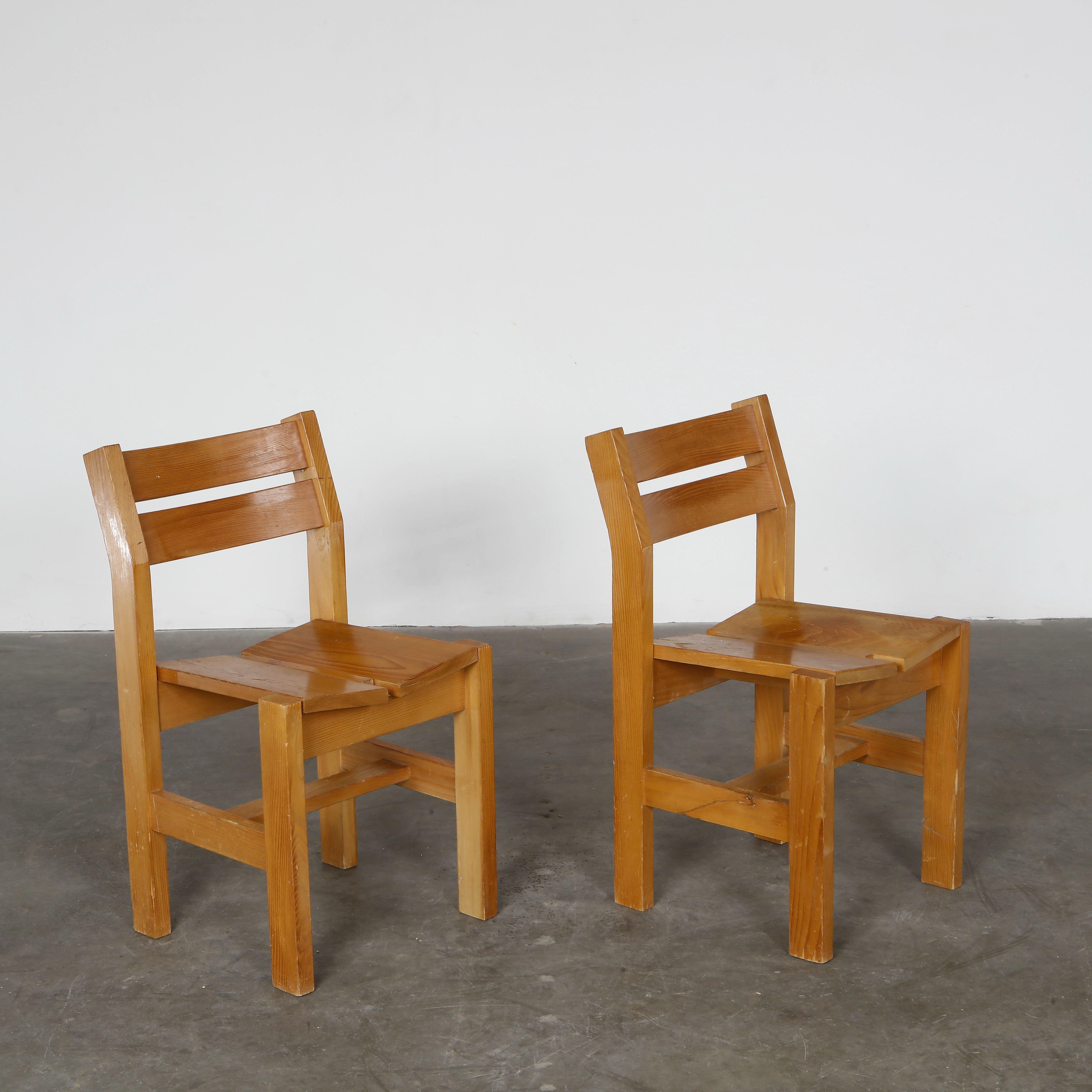 Charlotte Perriand, Pair of Pine Chairs for Les Arcs 1600, 1960s For Sale 2