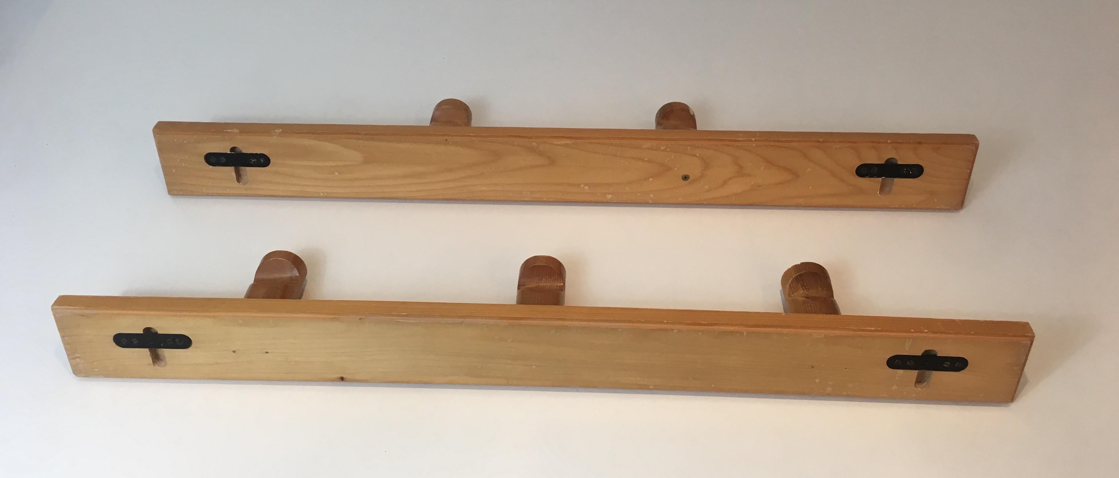 Charlotte Perriand, Pair of Pine Wood Wall Coat-Hangers, French, Circa 1960 In Good Condition In Marcq-en-Barœul, Hauts-de-France