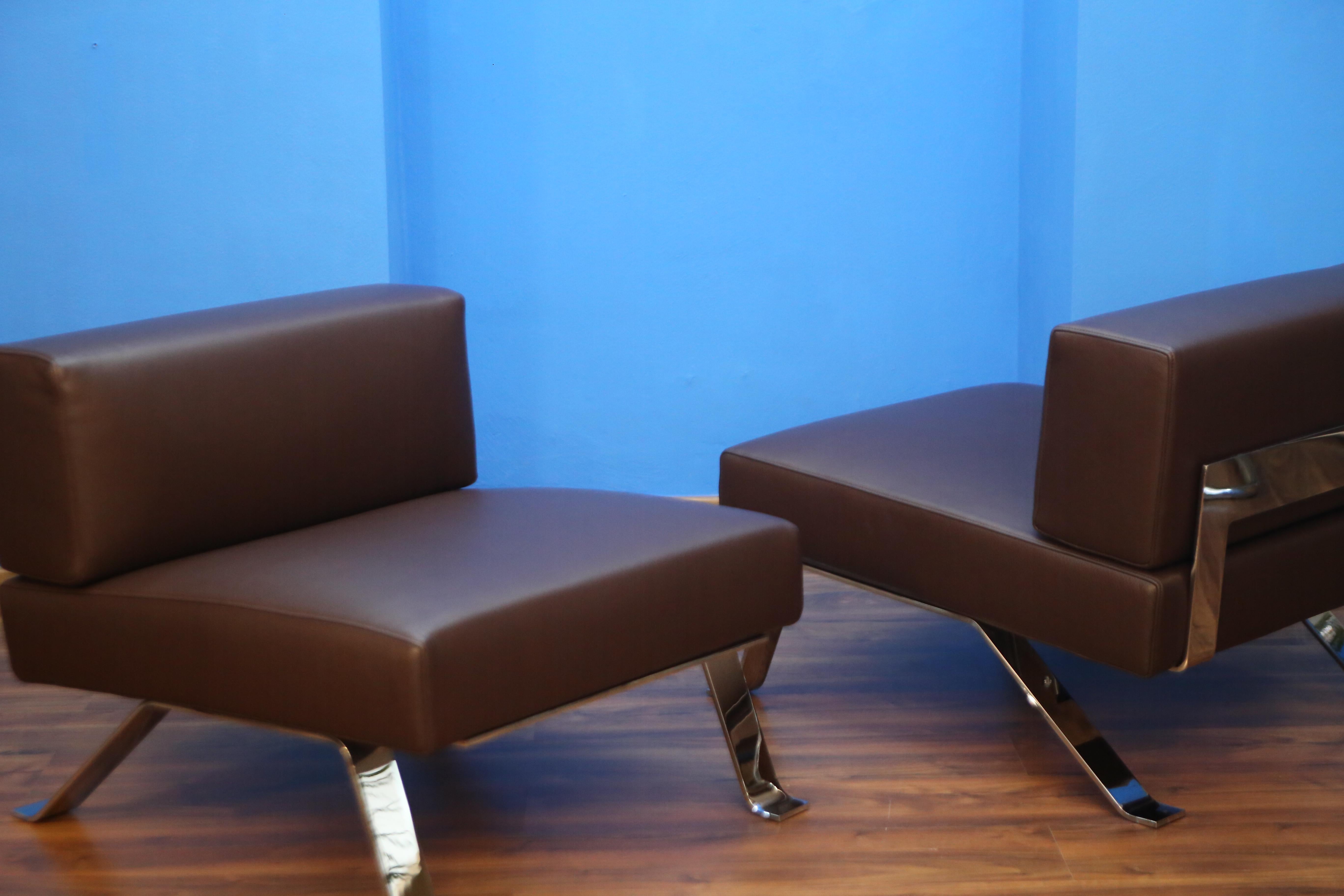 Moderno Charlotte Perriand Pair of steel and brown leather armchairs. OMBRA 512 model. in vendita