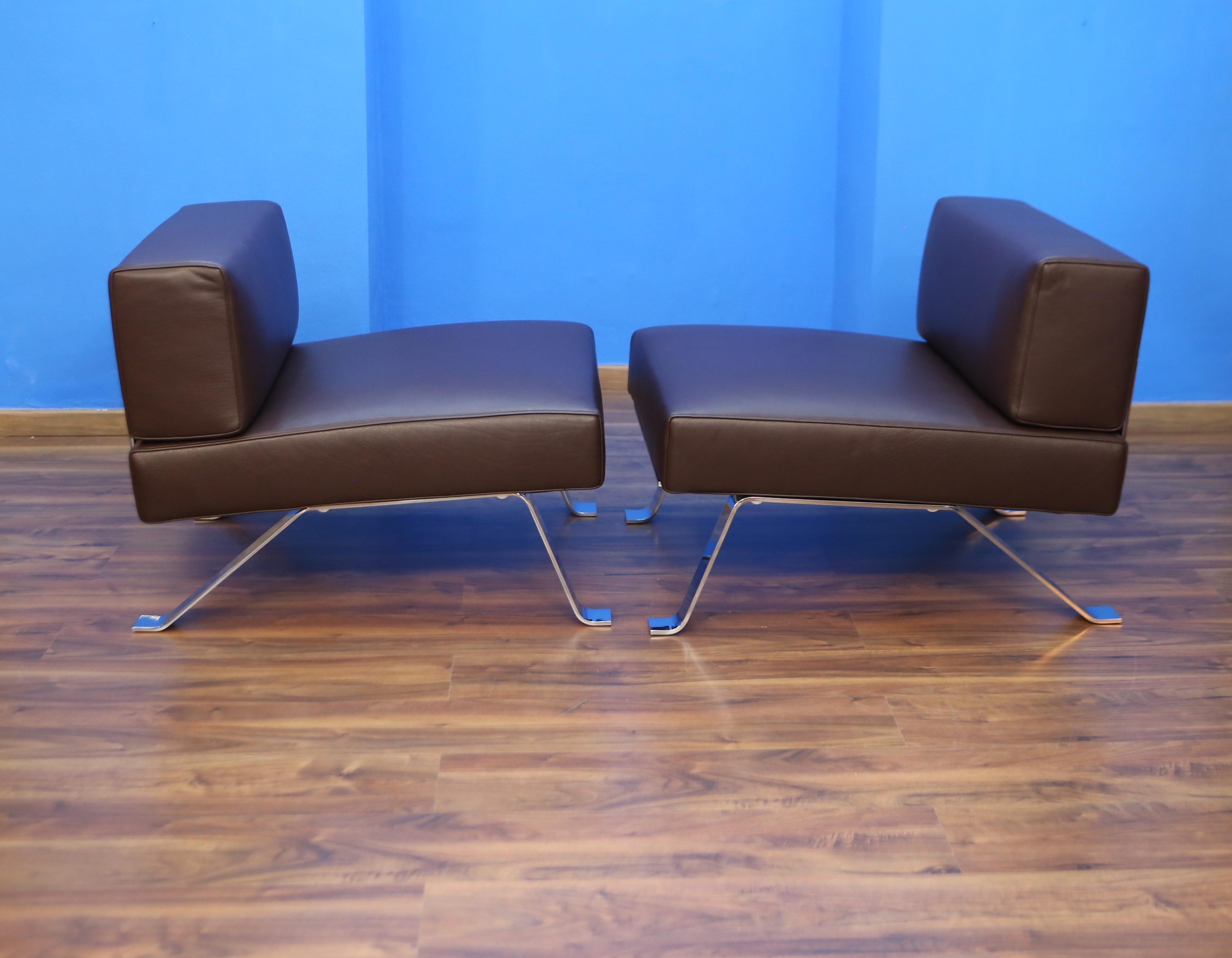 Italian Charlotte Perriand Pair of steel and brown leather armchairs. OMBRA 512 model. in vendita