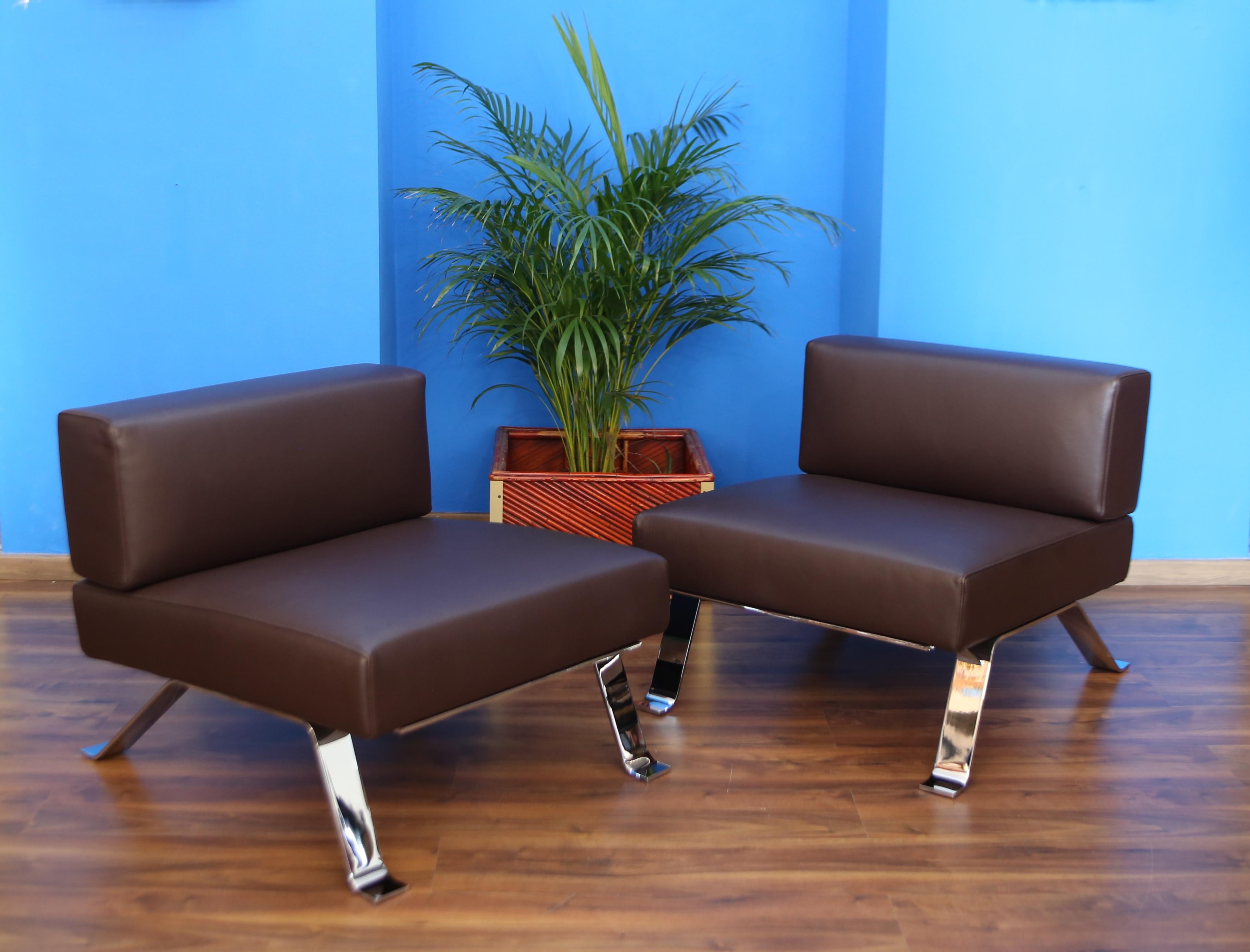 Altro Charlotte Perriand Pair of steel and brown leather armchairs. OMBRA 512 model. in vendita