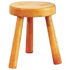 Petit tabouret en pin « Les Arcs » de Charlotte Perriand