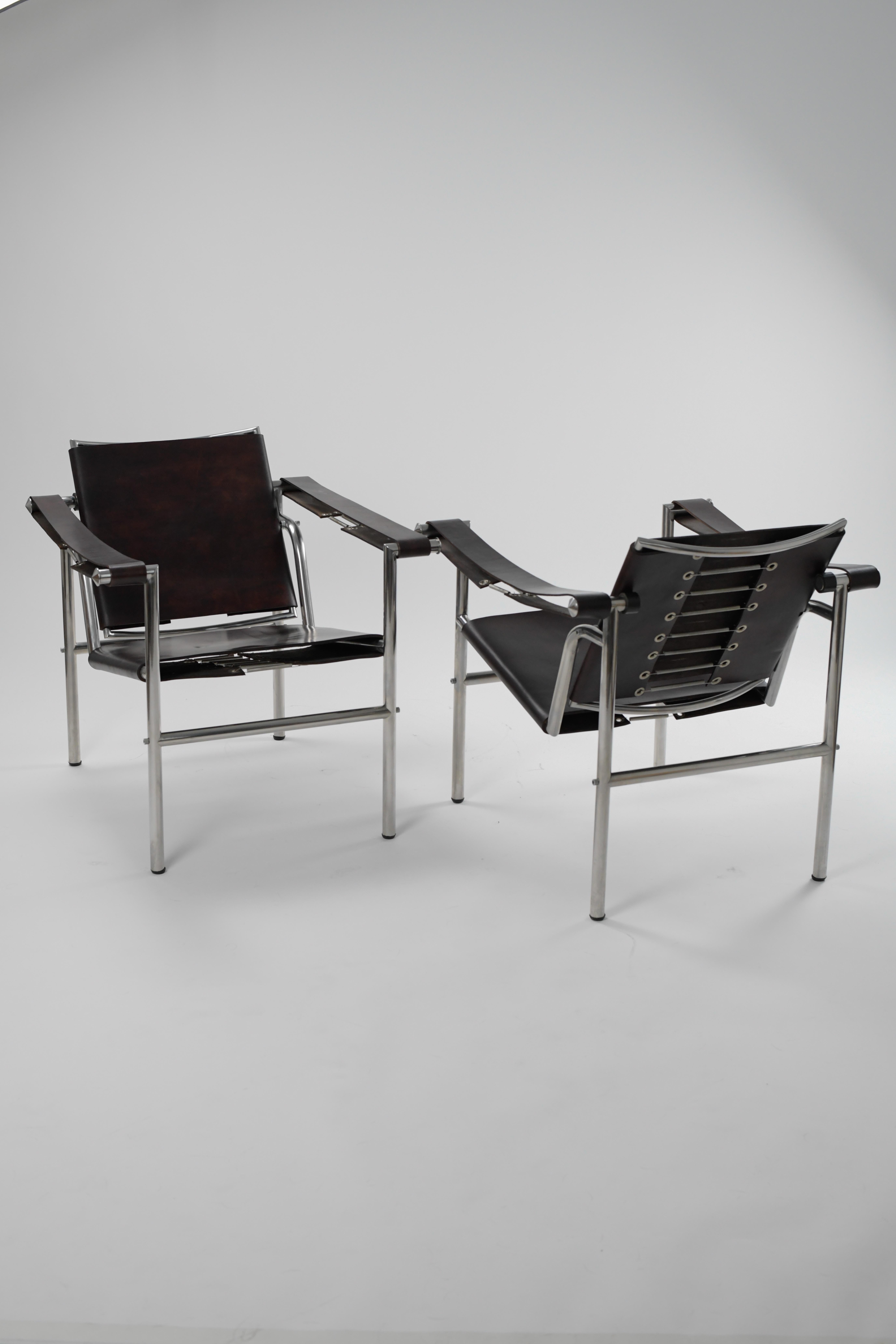 Superbe paire de fauteuils LC1 de Charlotte Perriand, Pierre Jeanneret et Le Corbusier fabriqués par Treitel Gratz. 

Ils sont en très bon état et ne présentent que de très légères traces d'utilisation. Prêt à être placé. 
