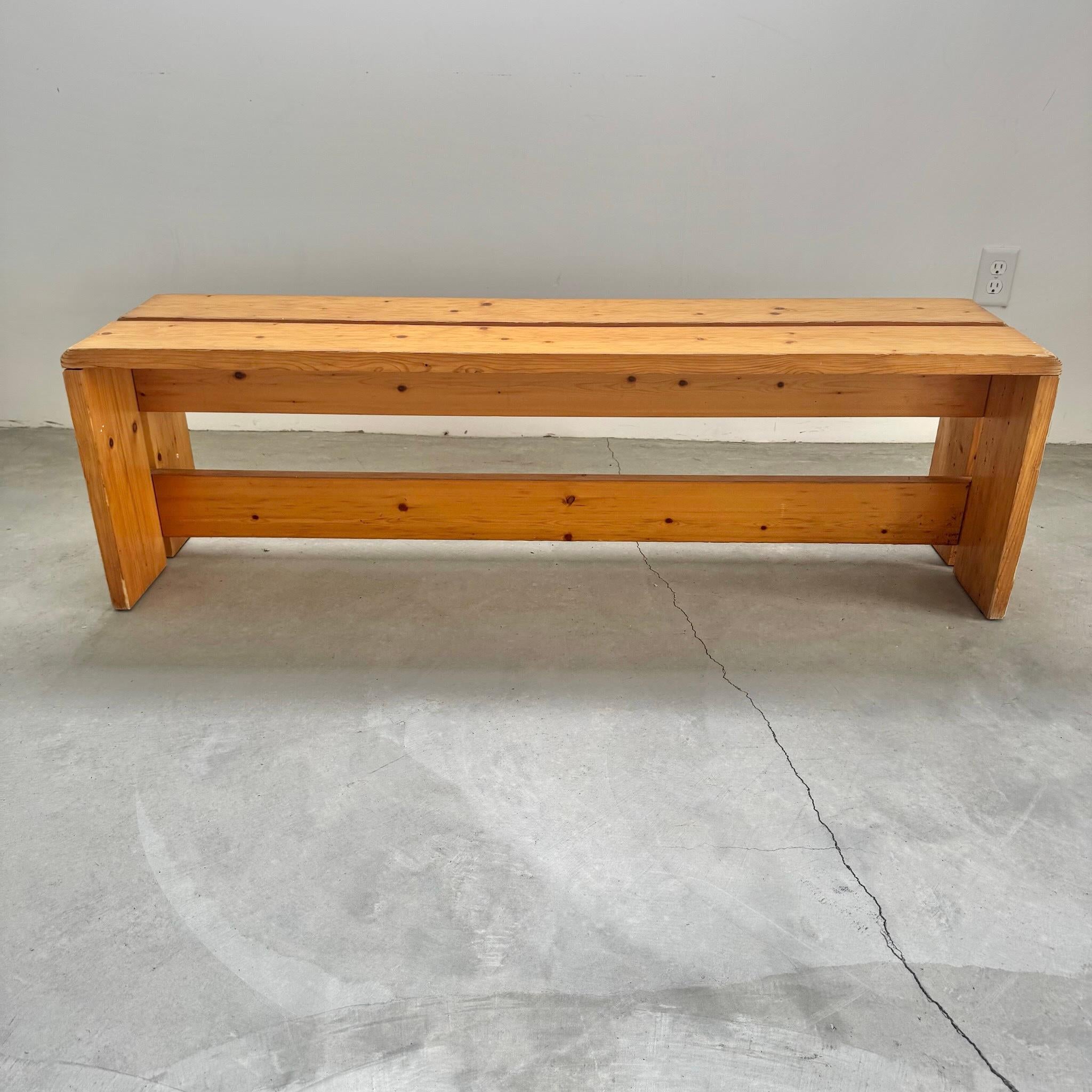 Klassische 4-sitzige Bank aus Kiefernholz, entworfen von Charlotte Perriand für das Skigebiet Les Arcs in Frankreich. Ein schönes Beispiel für das ikonische Design von Perriand. Für einen Großteil der Möbel, die Perriand für das Skigebiet Les Arcs
