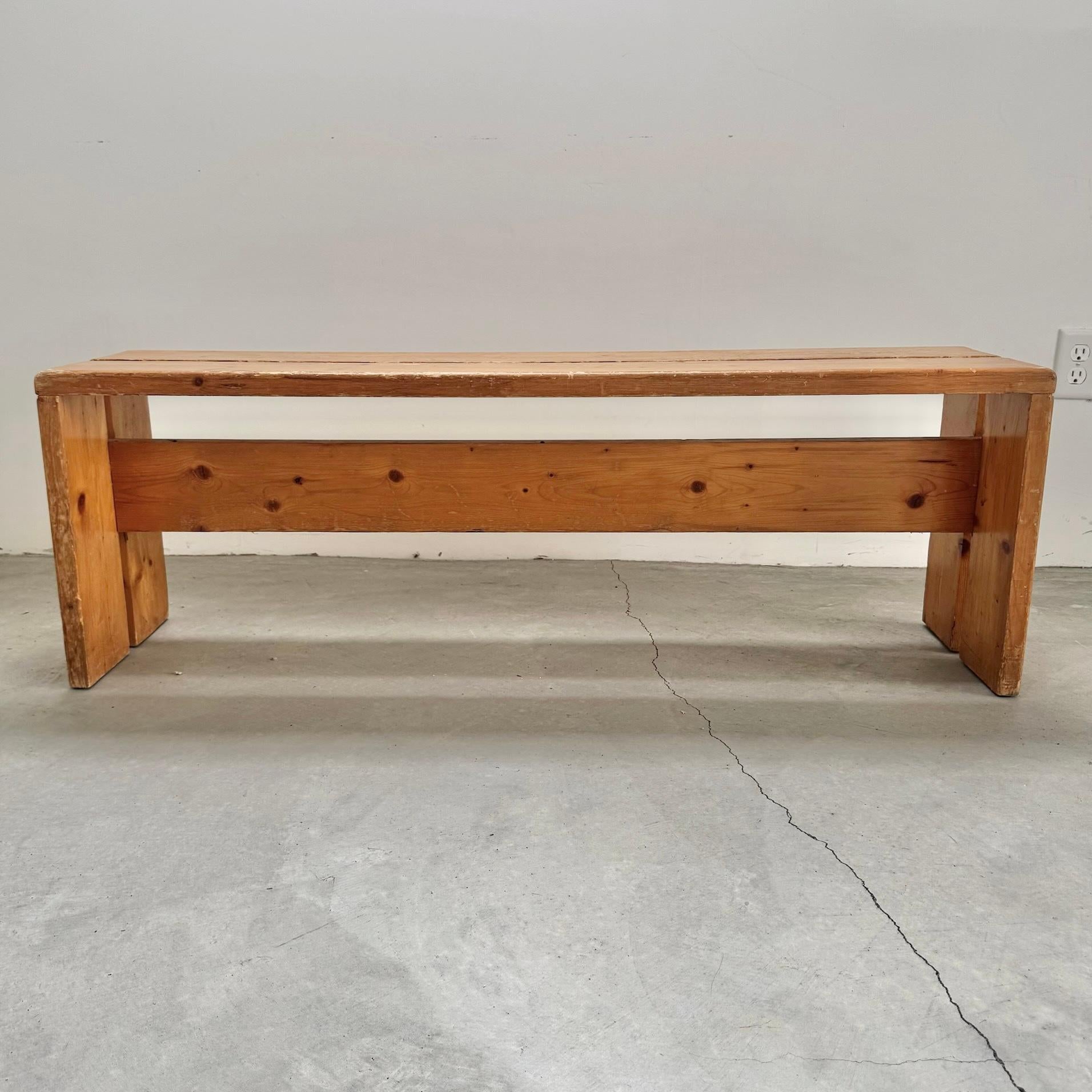 Banco clásico de pino de 3 plazas diseñado por Charlotte Perriand para la estación de esquí de Les Arcs (Francia). Un bello ejemplo del diseño icónico de Perriand. El pino fue la madera elegida para gran parte del mobiliario que Perriand diseñó e