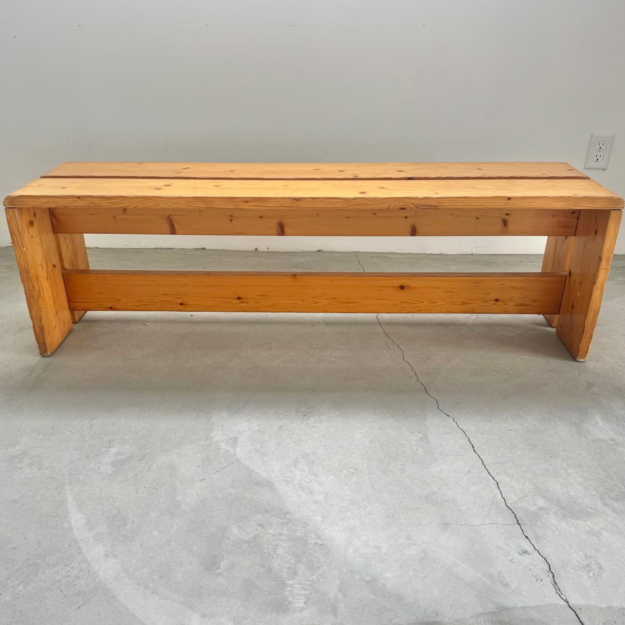 Charlotte Perriand Kiefernholzbank für Les Arcs, Frankreich, 1970er Jahre im Zustand „Gut“ im Angebot in Los Angeles, CA