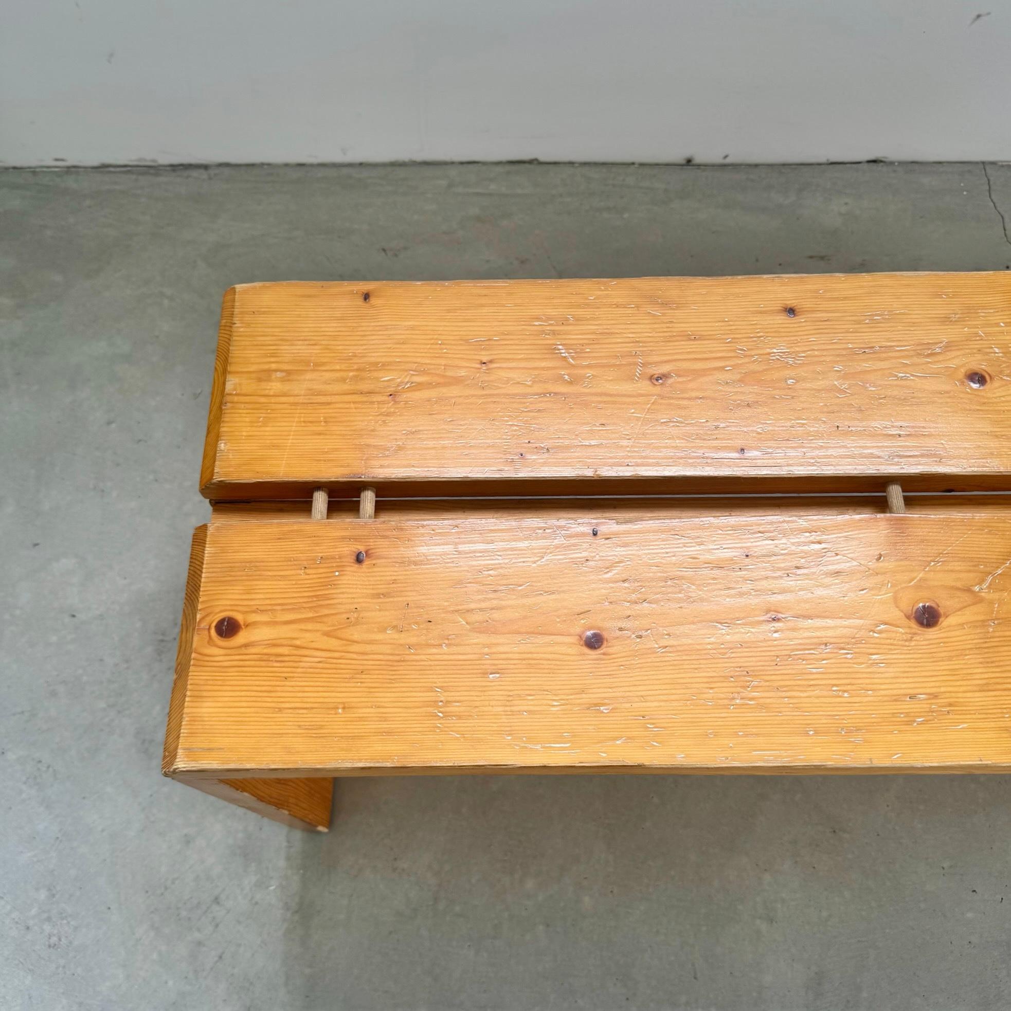 Charlotte Perriand Kiefernholzbank für Les Arcs, Frankreich, 1970er Jahre im Angebot 4