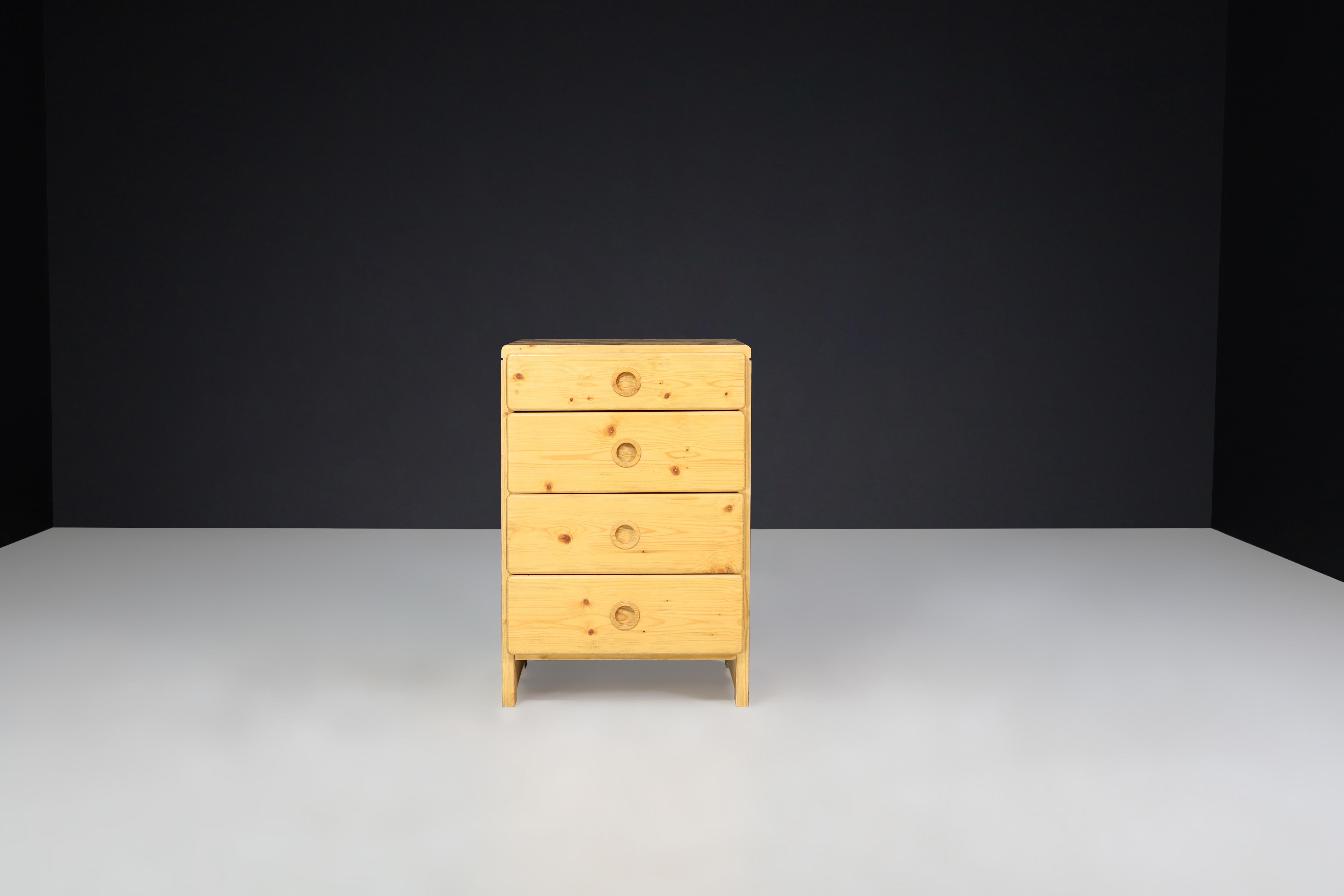 Charlotte Perriand Pine Chest of Drawers for Les Arcs, France 1960s   For Sale 4