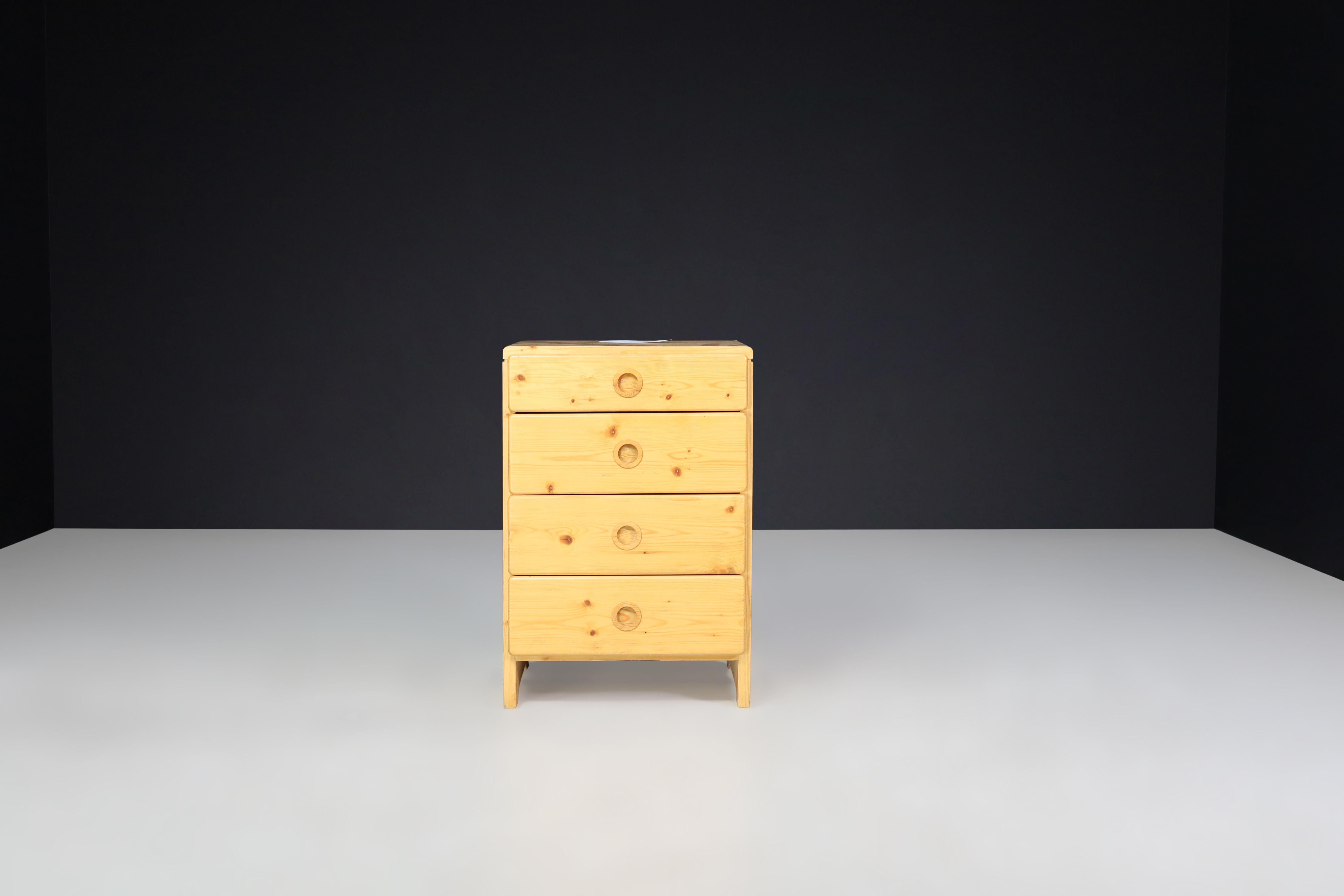 Charlotte Perriand Chest of Drawers for Les Arcs, France 1960s

This is a description of a pine chest of drawers that was designed by Charlotte Perriand for Les Arcs in the 1960s. The chest features four pull-out drawers and is made of solid pine.