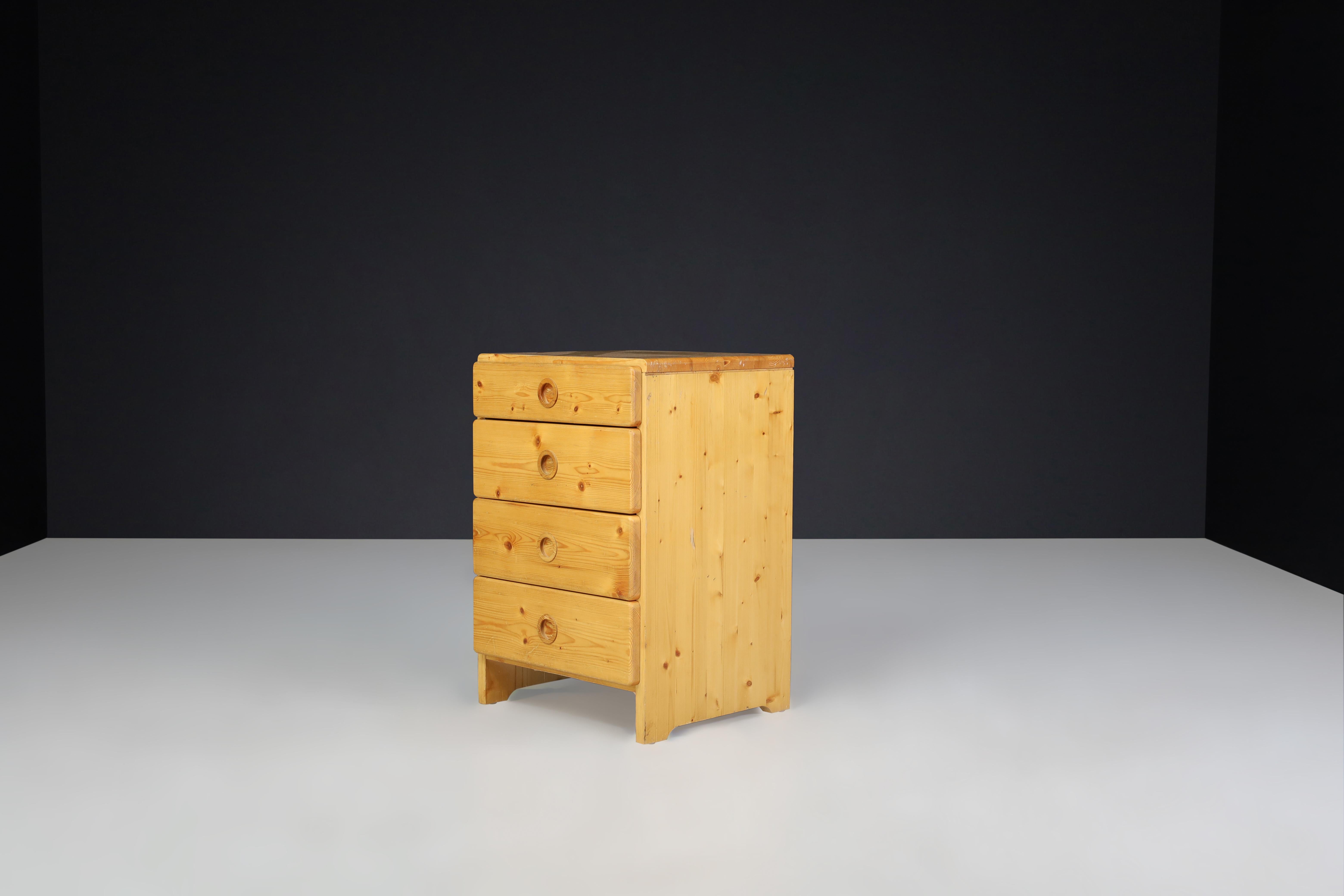 French Charlotte Perriand Pine Chest of Drawers for Les Arcs, France 1960s   For Sale