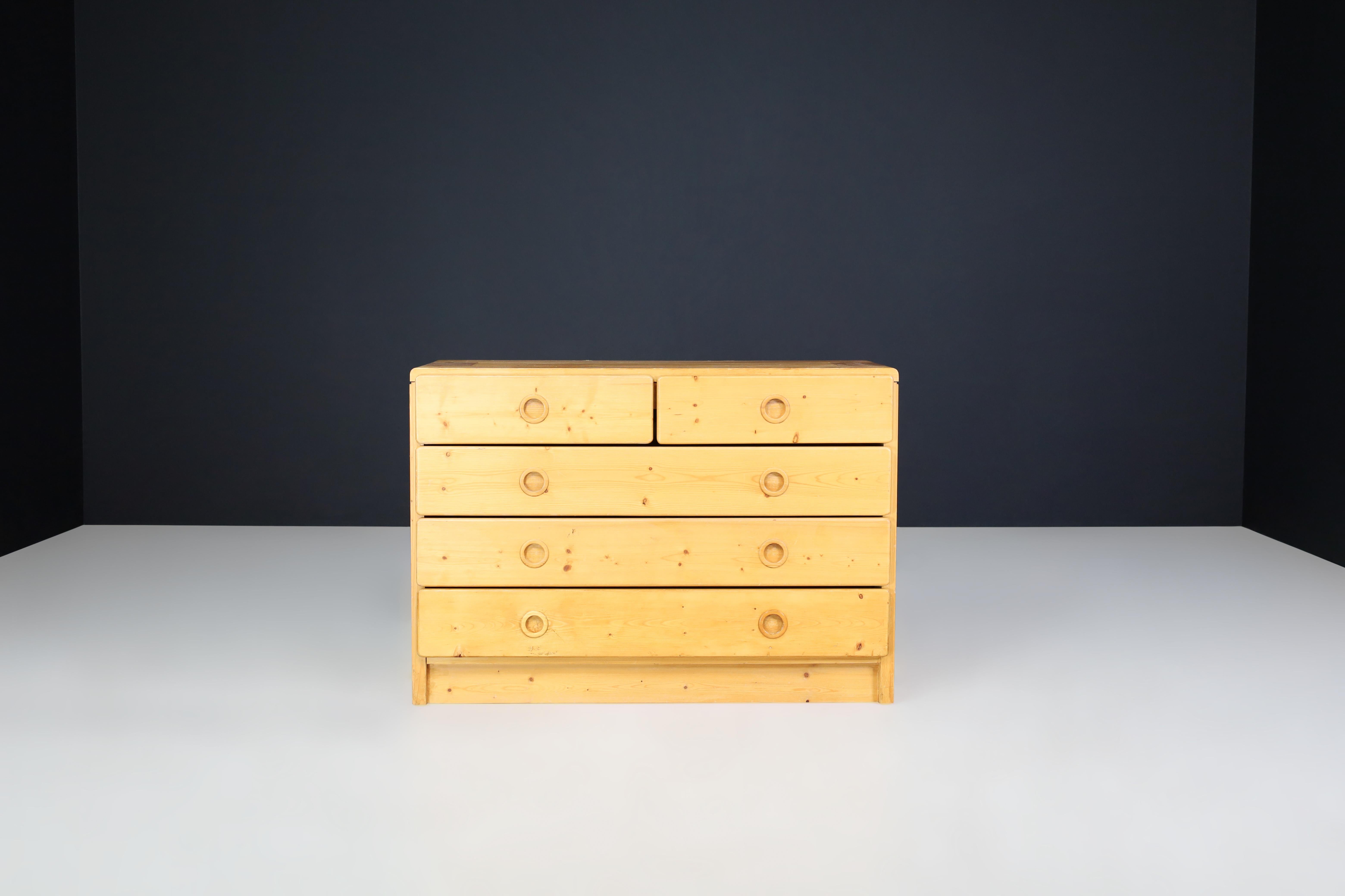 Charlotte Perriand Pine Chest of Drawers for Les Arcs, France 1960s   In Good Condition For Sale In Almelo, NL