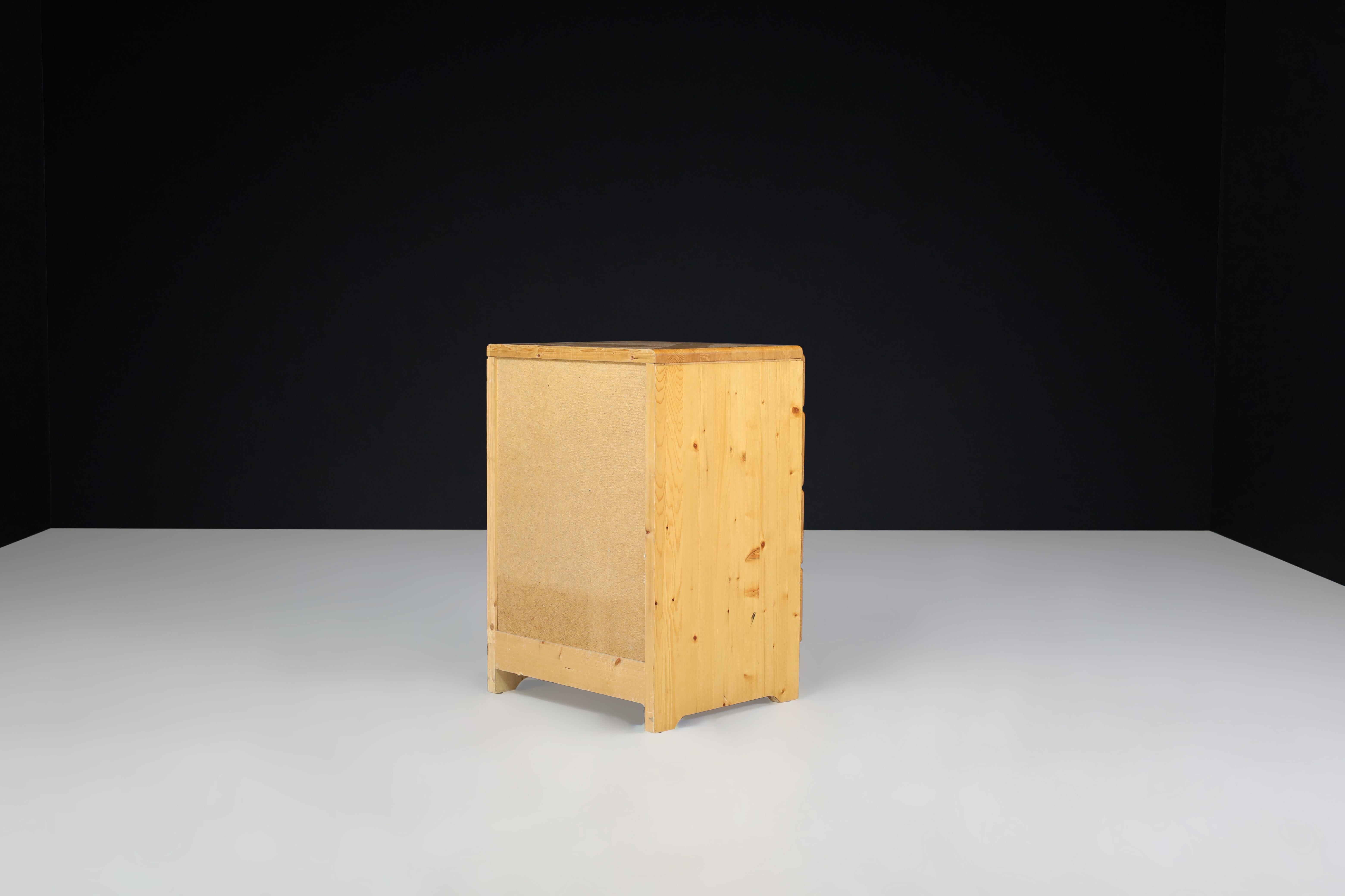 Charlotte Perriand Pine Chest of Drawers for Les Arcs, France 1960s   For Sale 2