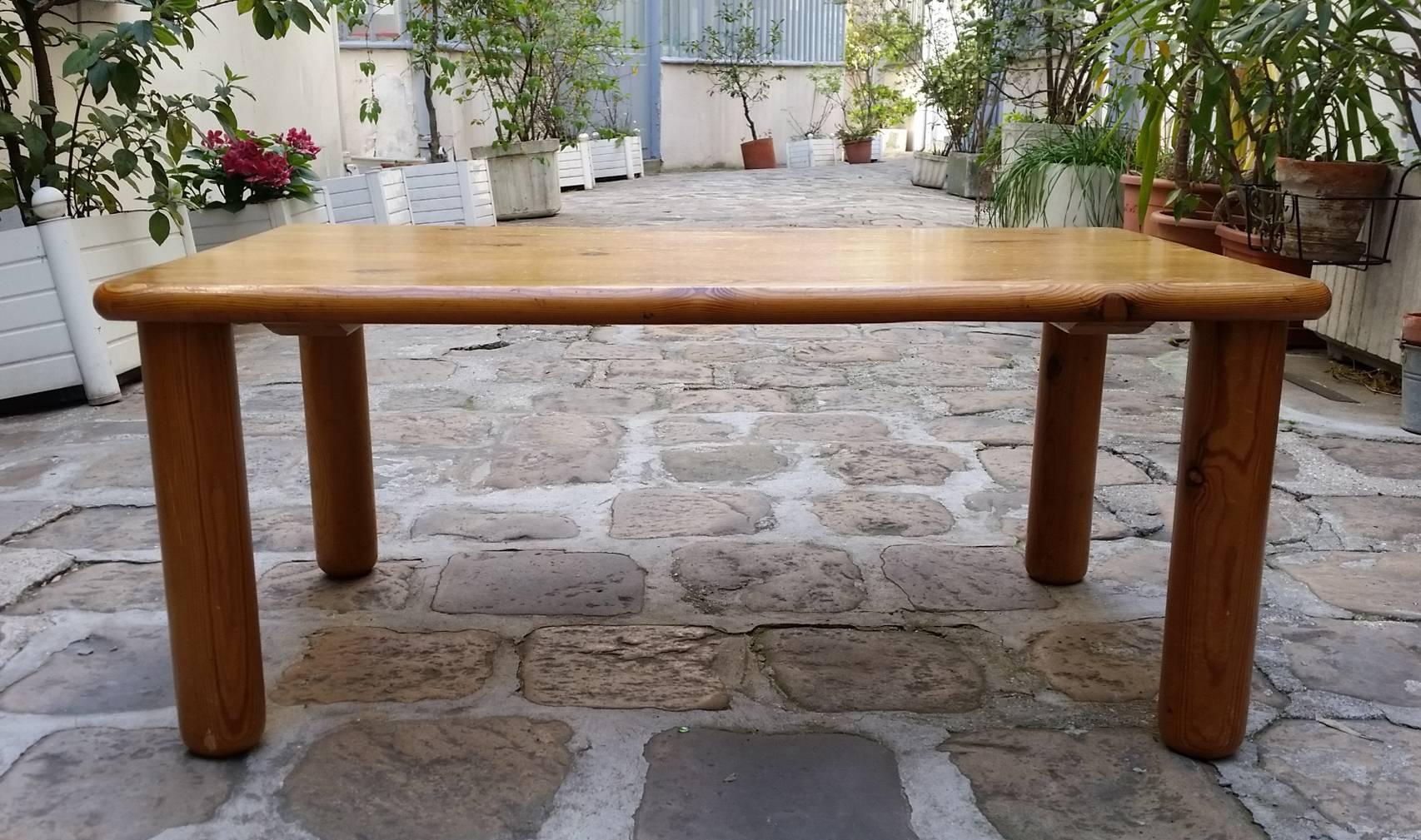 Very nice vintage Perriand Charlotte coffee table
Edition: Furniture Les Arcs, circa 1950-1960
Materials: Pine top with cylindrical base
Dimensions: W 91.5 cm x W 54 cm x H 38.5 cm
Weight: 12 kg
Good condition with wear marks.