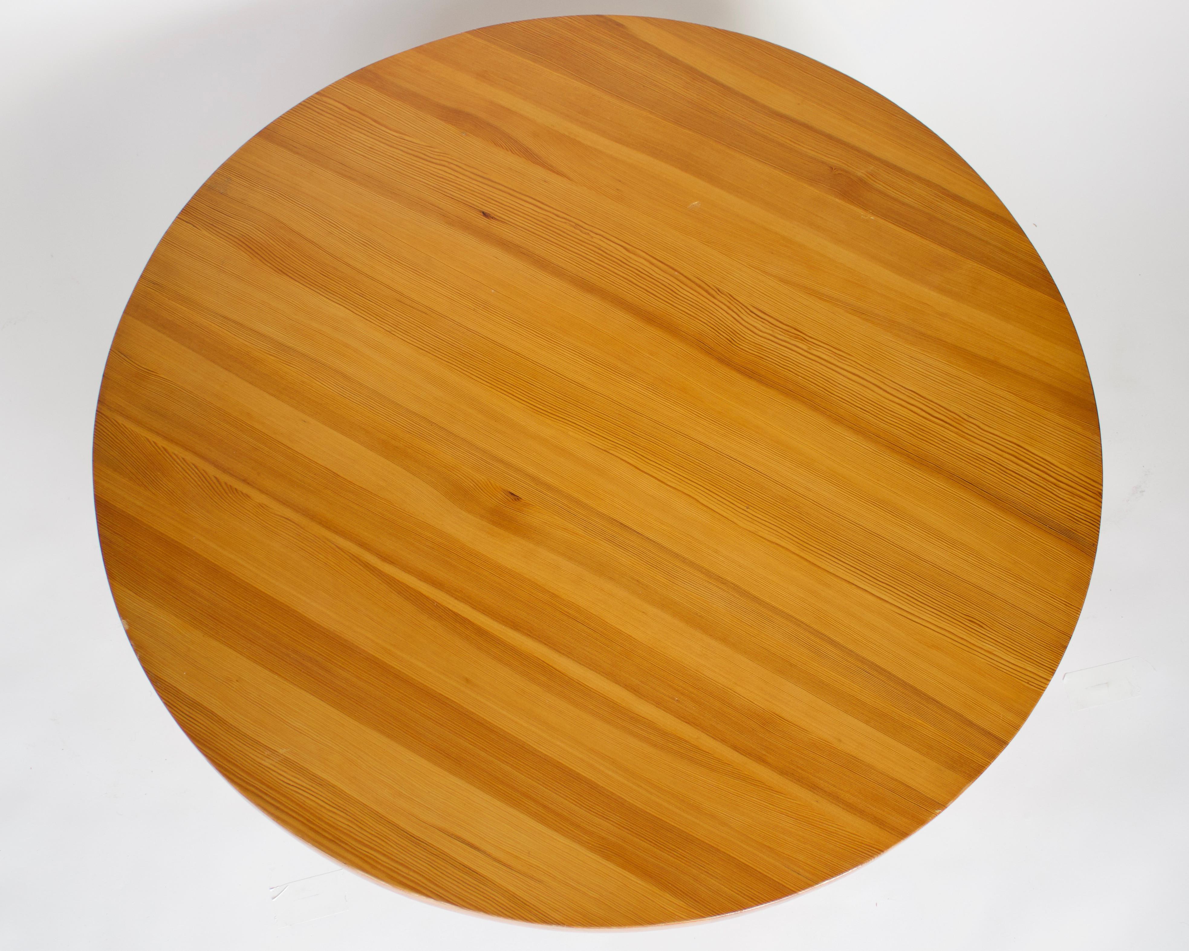 French Round Coffee Table in Pine Attributed to Charlotte Perriand   5