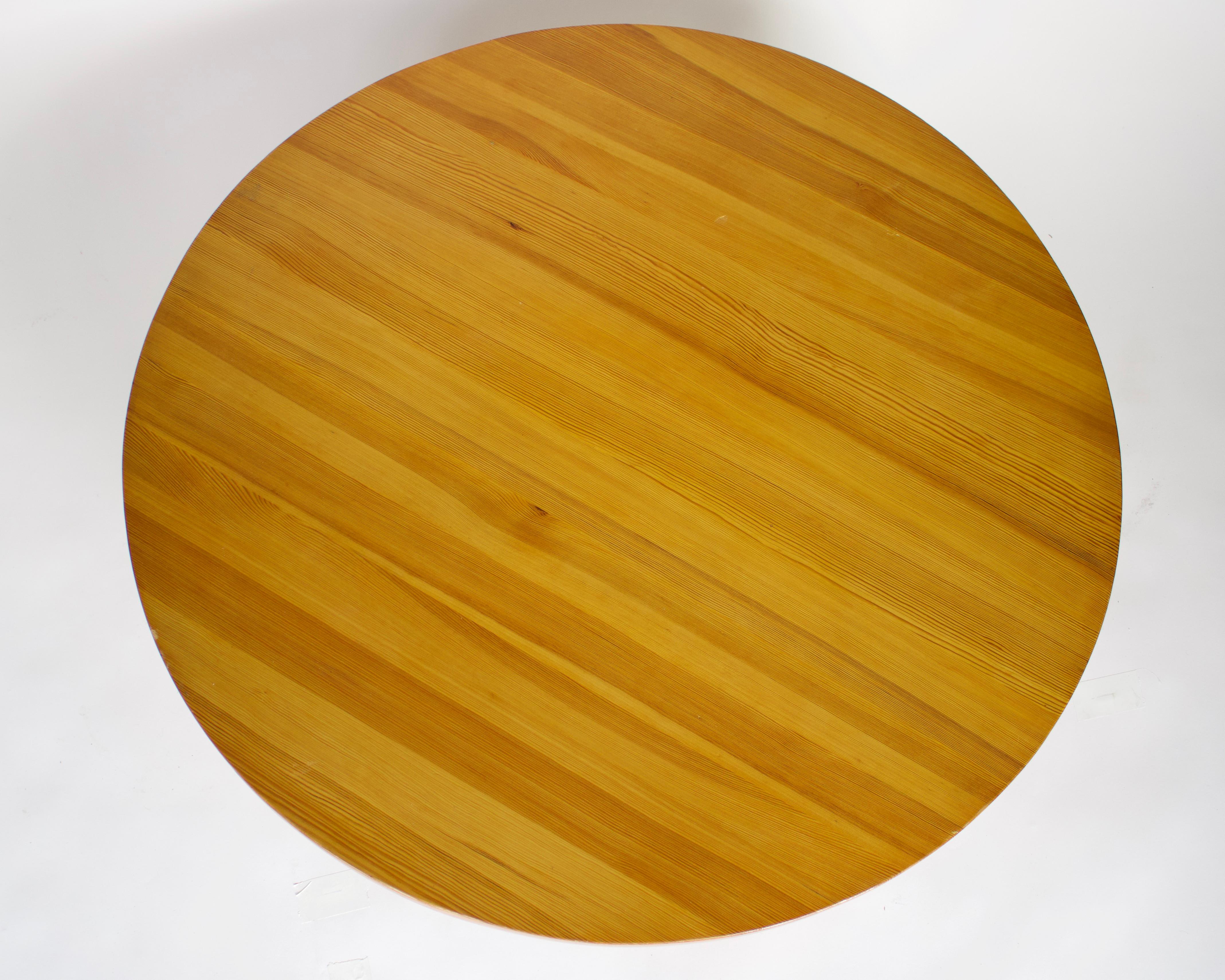 French Round Coffee Table in Pine Attributed to Charlotte Perriand   6