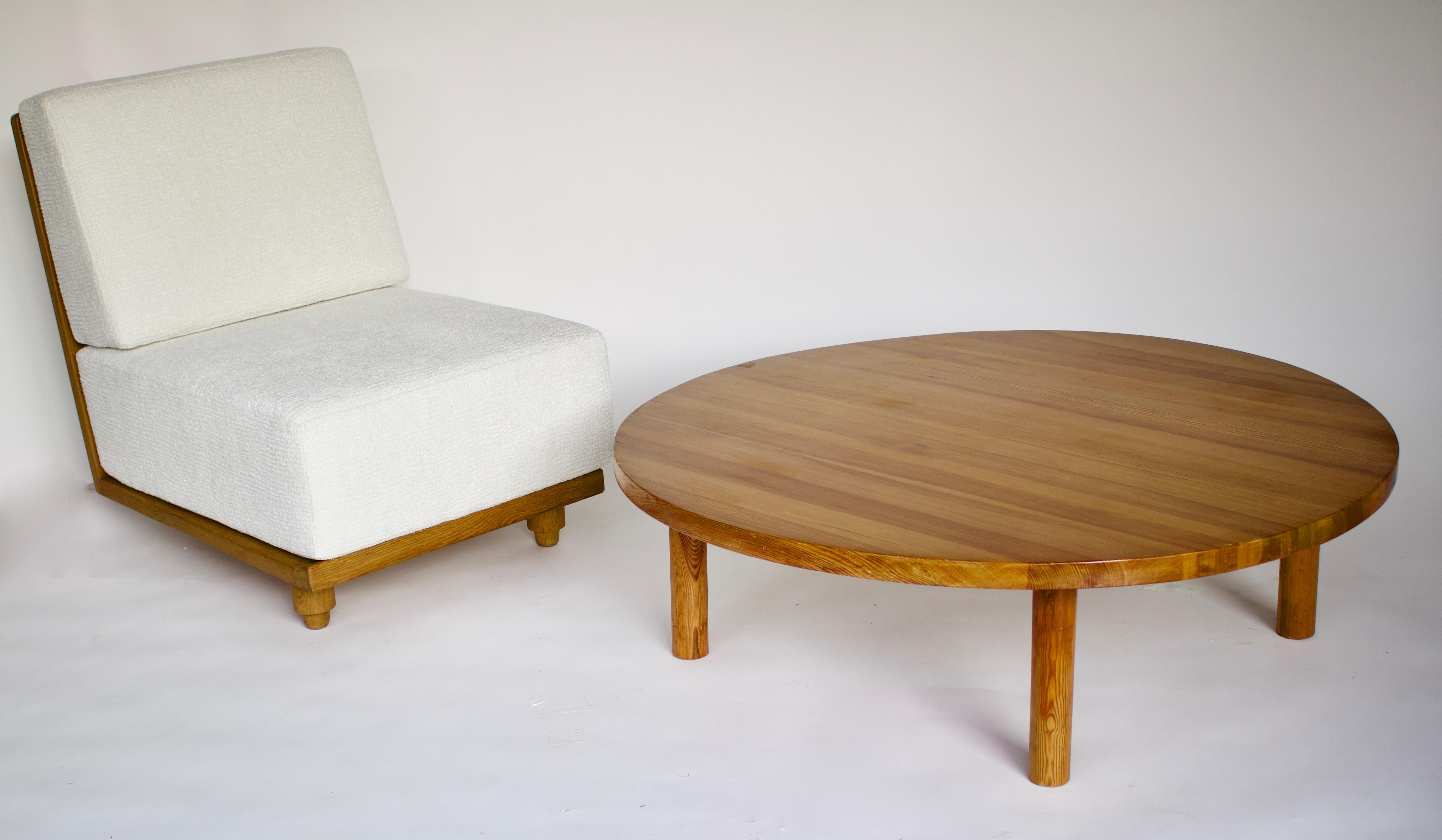 French Round Coffee Table in Pine Attributed to Charlotte Perriand   8