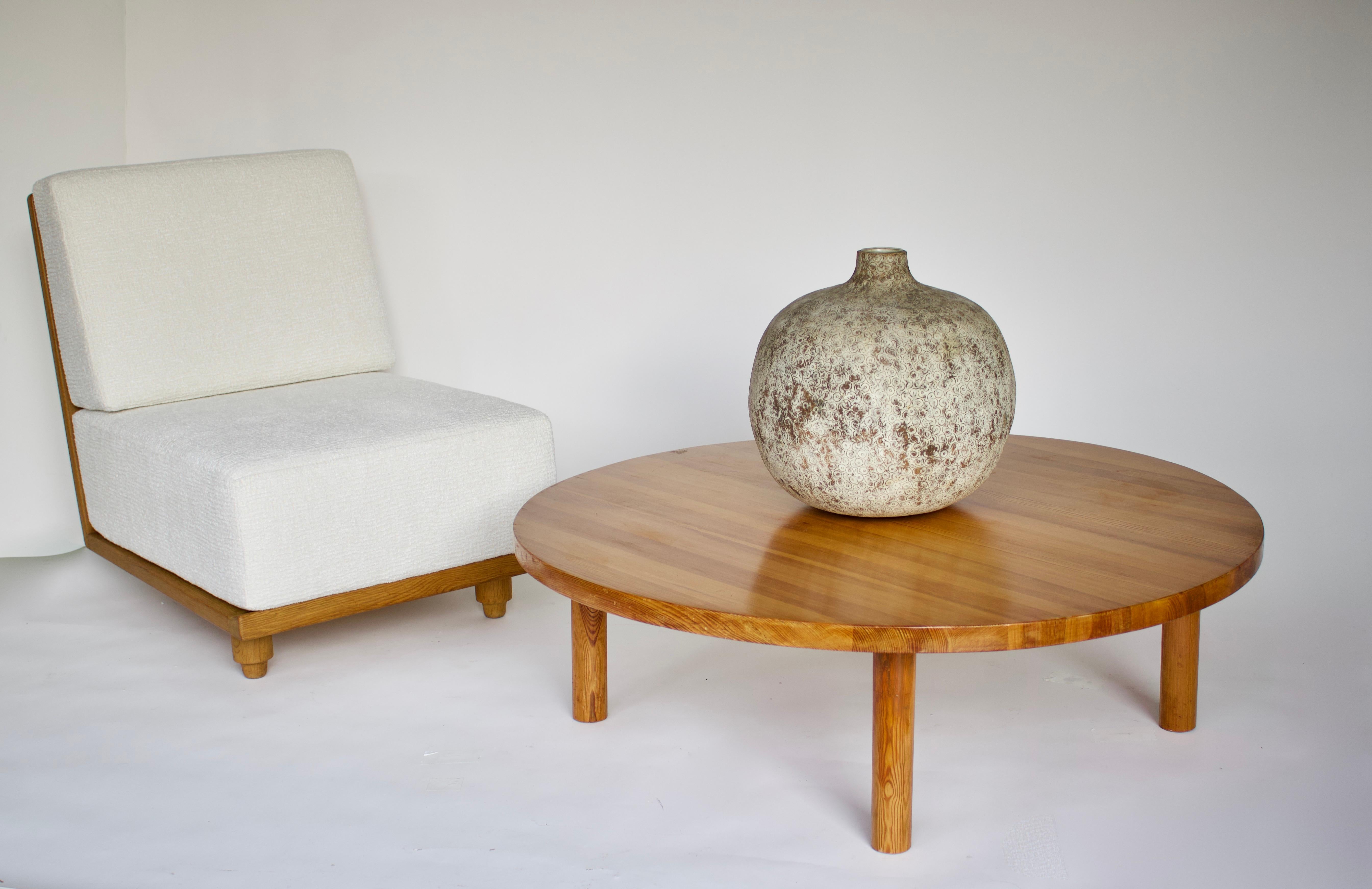 French Round Coffee Table in Pine Attributed to Charlotte Perriand   9