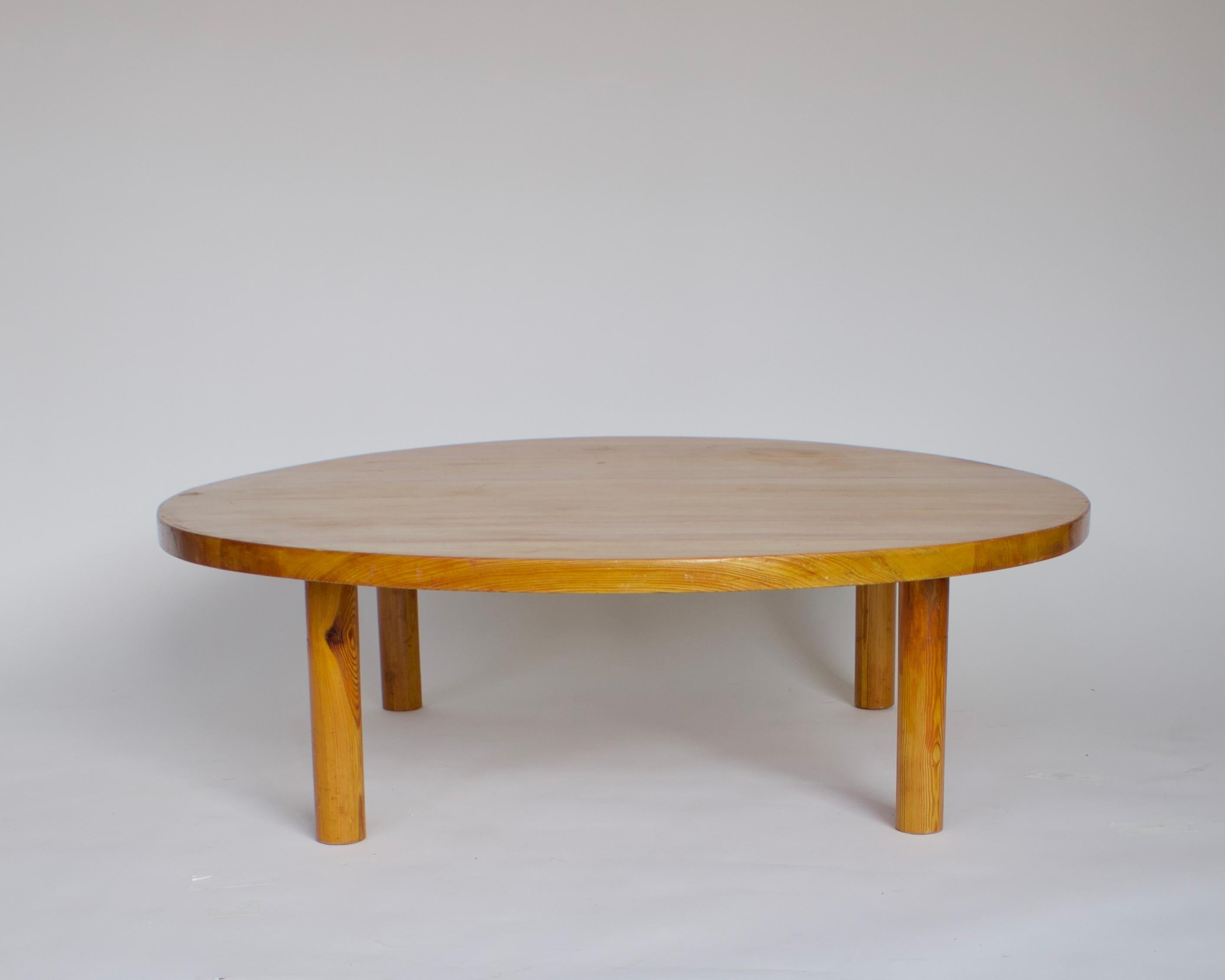 French round pine wood coffee table attributed to Charlotte Perriand. 
Emblematic style of the period of French design done by Perriand, Pierre Chapo, Maison Regain. 