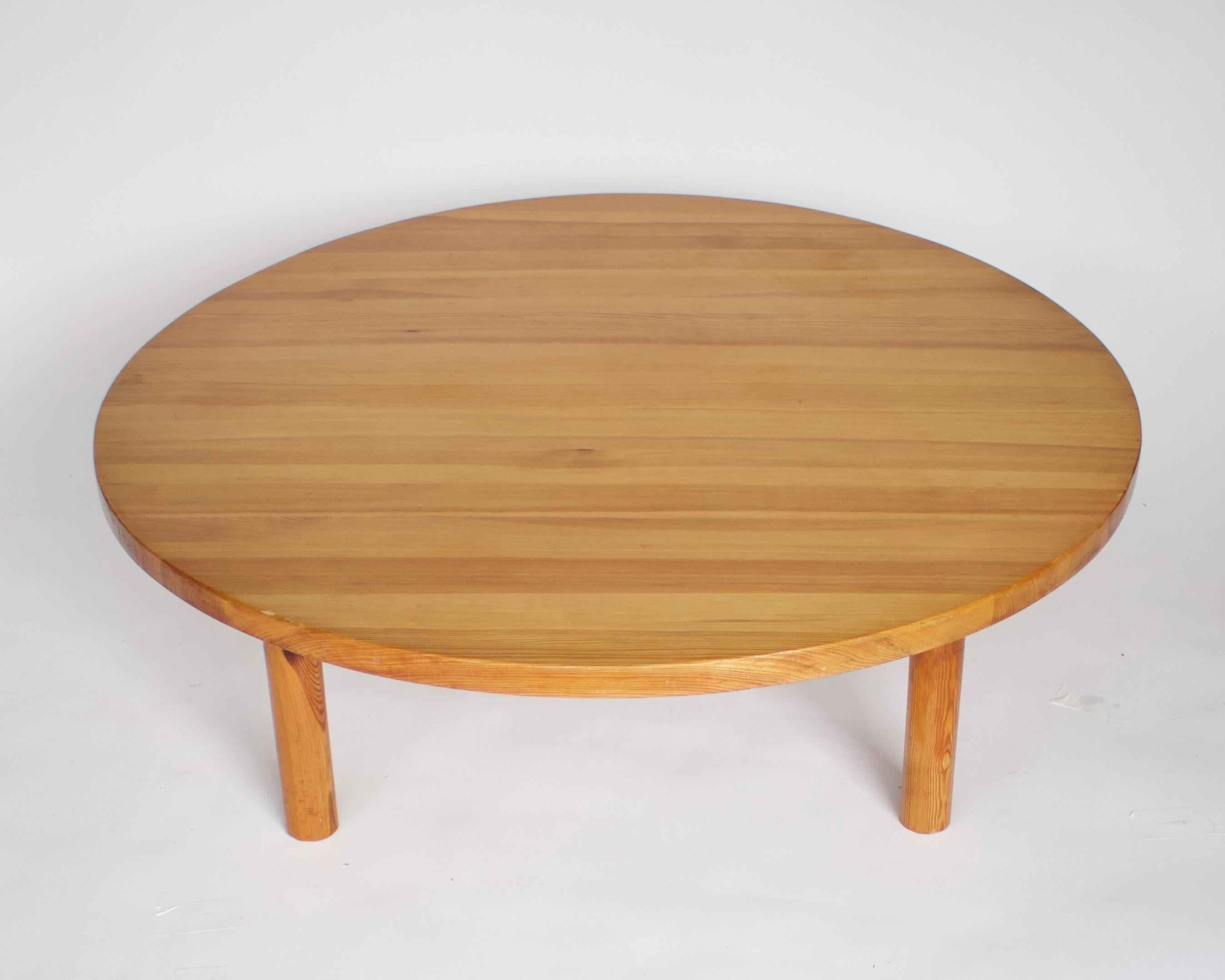 French Round Coffee Table in Pine Attributed to Charlotte Perriand   In Good Condition In Chicago, IL