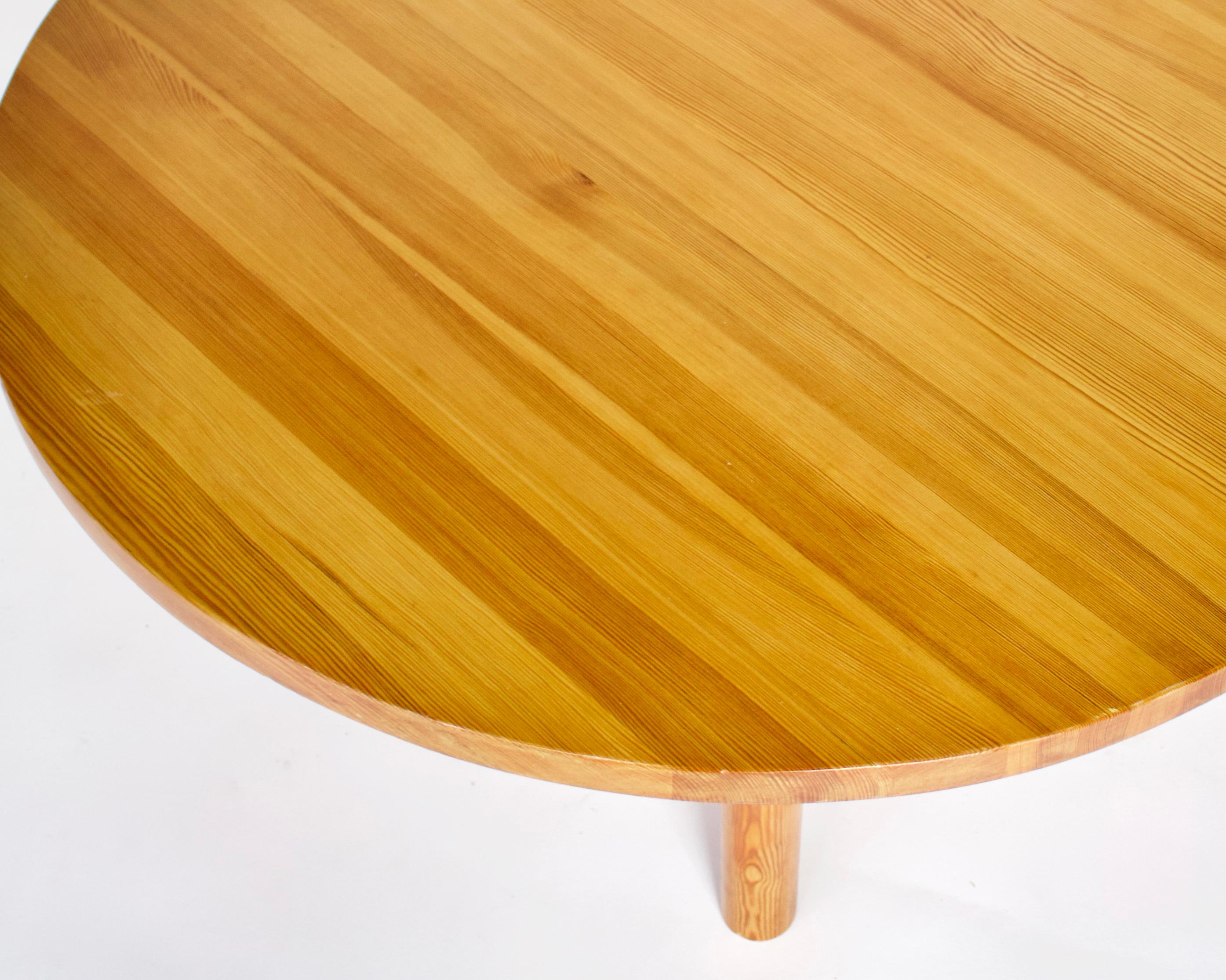 French Round Coffee Table in Pine Attributed to Charlotte Perriand   2