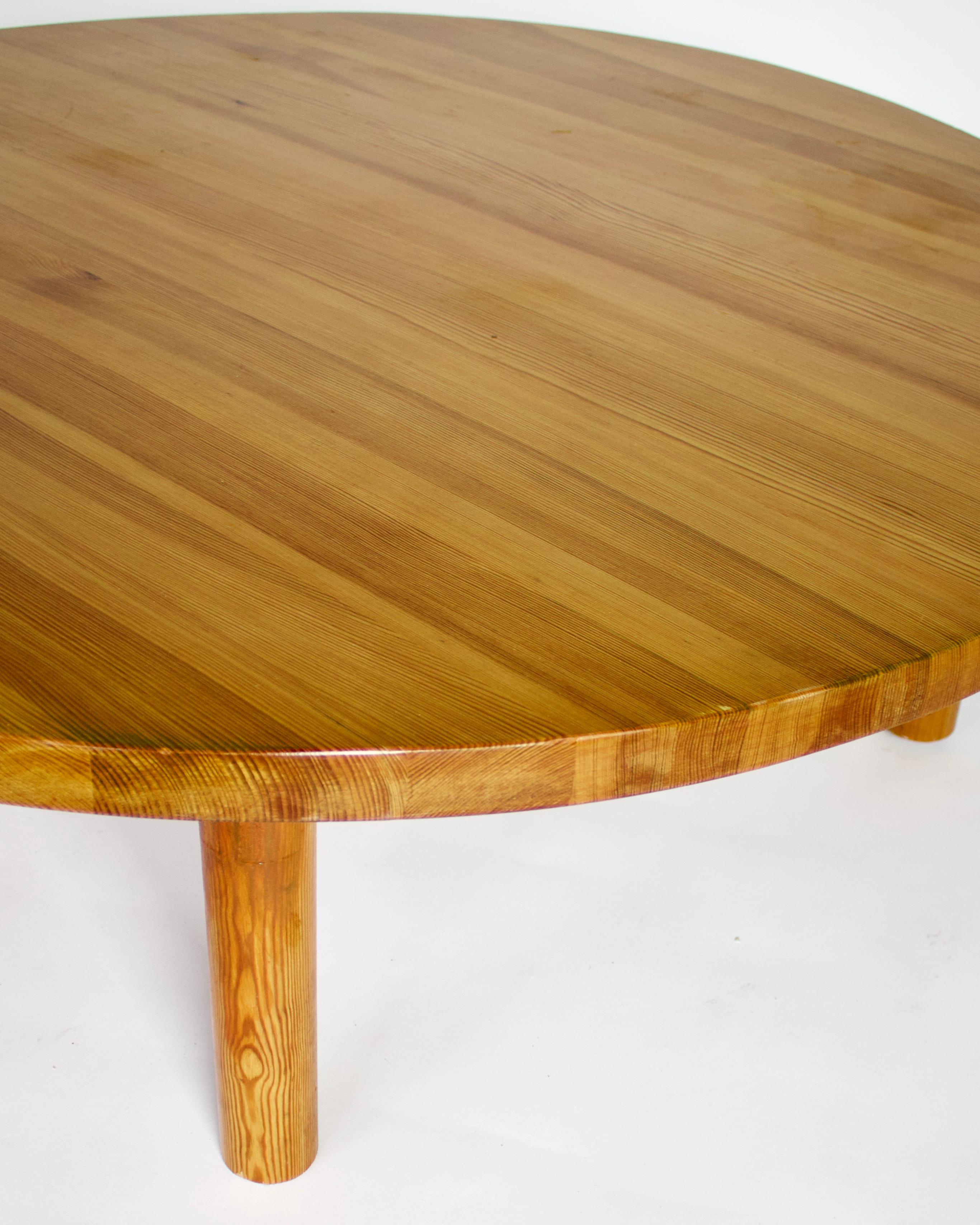 French Round Coffee Table in Pine Attributed to Charlotte Perriand   3