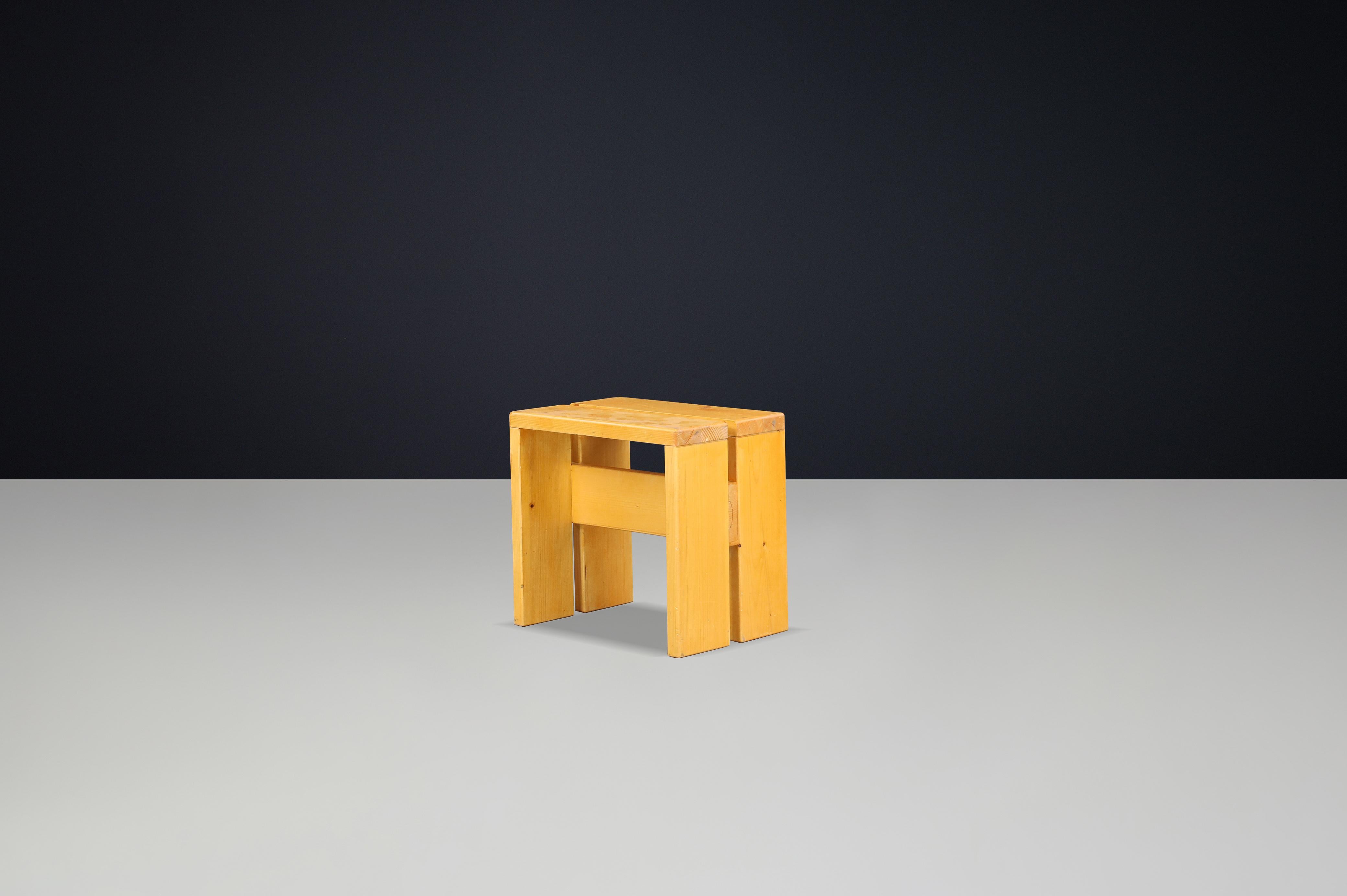 Charlotte Perriand Hocker aus Kiefernholz für das Skigebiet Les Arcs, Frankreich, 1960er Jahre 2 verfügbar im Angebot 4